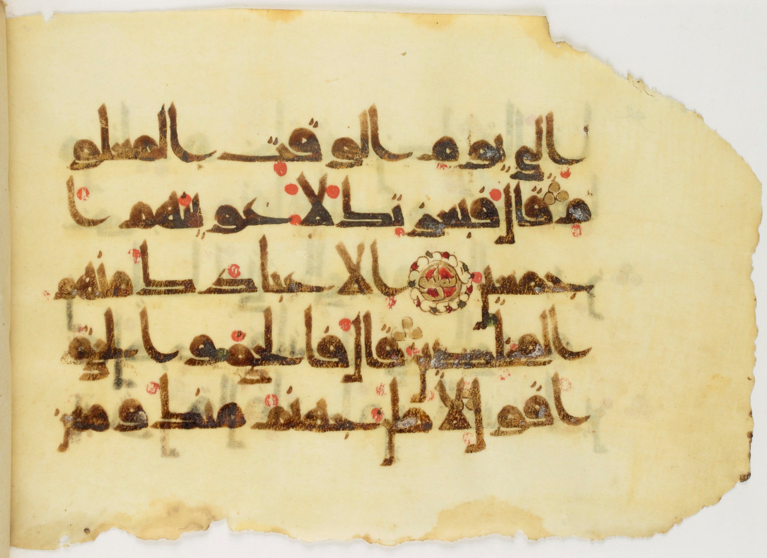 Paris, Bibliothèque nationale de France, Arabe 347 (b), in Kūfī D.Va script, showing Surah 38:83 from Mid 8th to Late 9th Century AD found in Fustat (Old Cairo), Egypt, currently housed at Bibliothèque nationale de France, Paris
