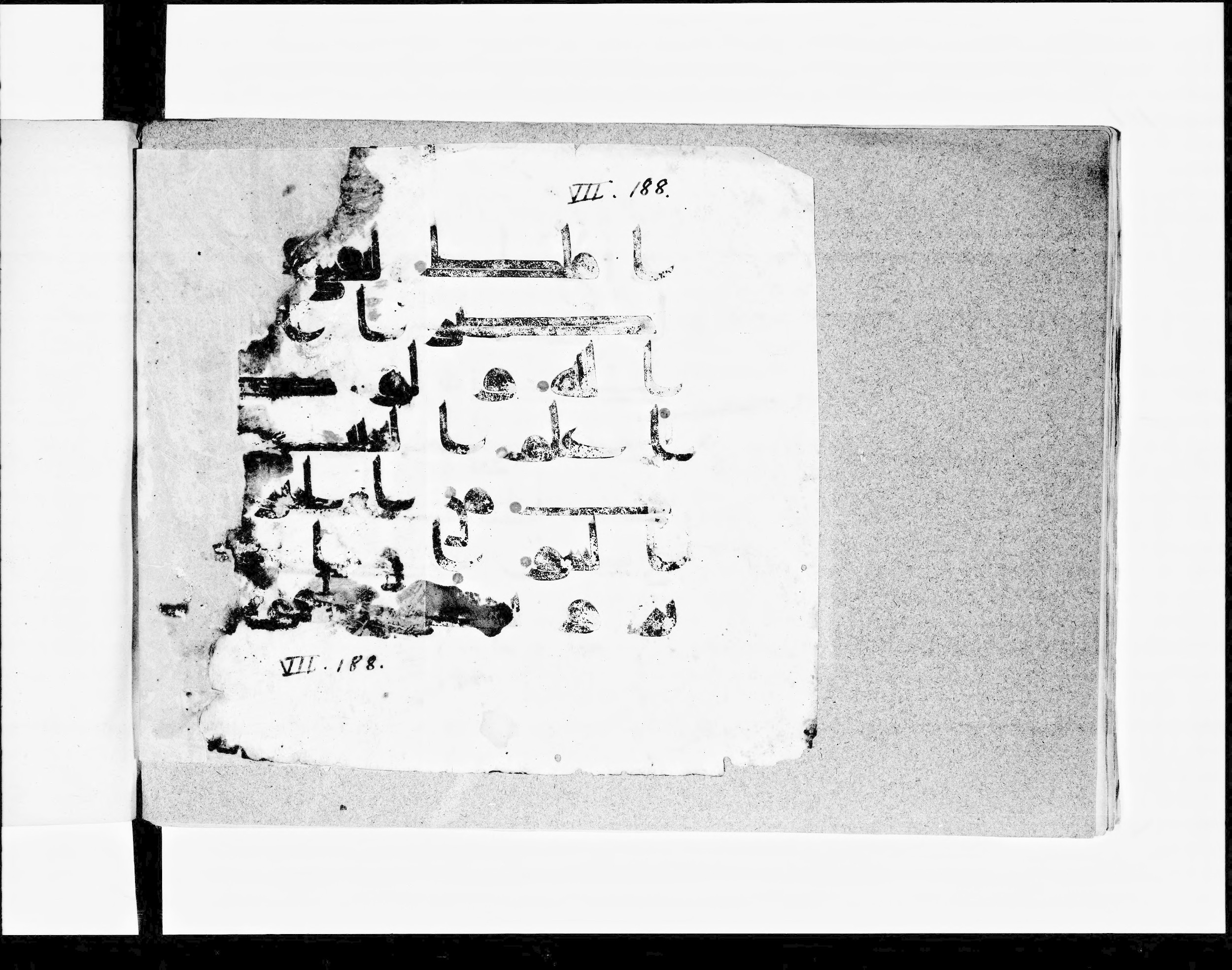 Paris, Bibliothèque nationale de France, Arabe 348 (b) (Scan 3), in Kūfī D.I script, showing Surah 7:188 from 8th to 9th Century AD found in Fustat (Old Cairo), Egypt, currently housed at Bibliothèque nationale de France, Paris
