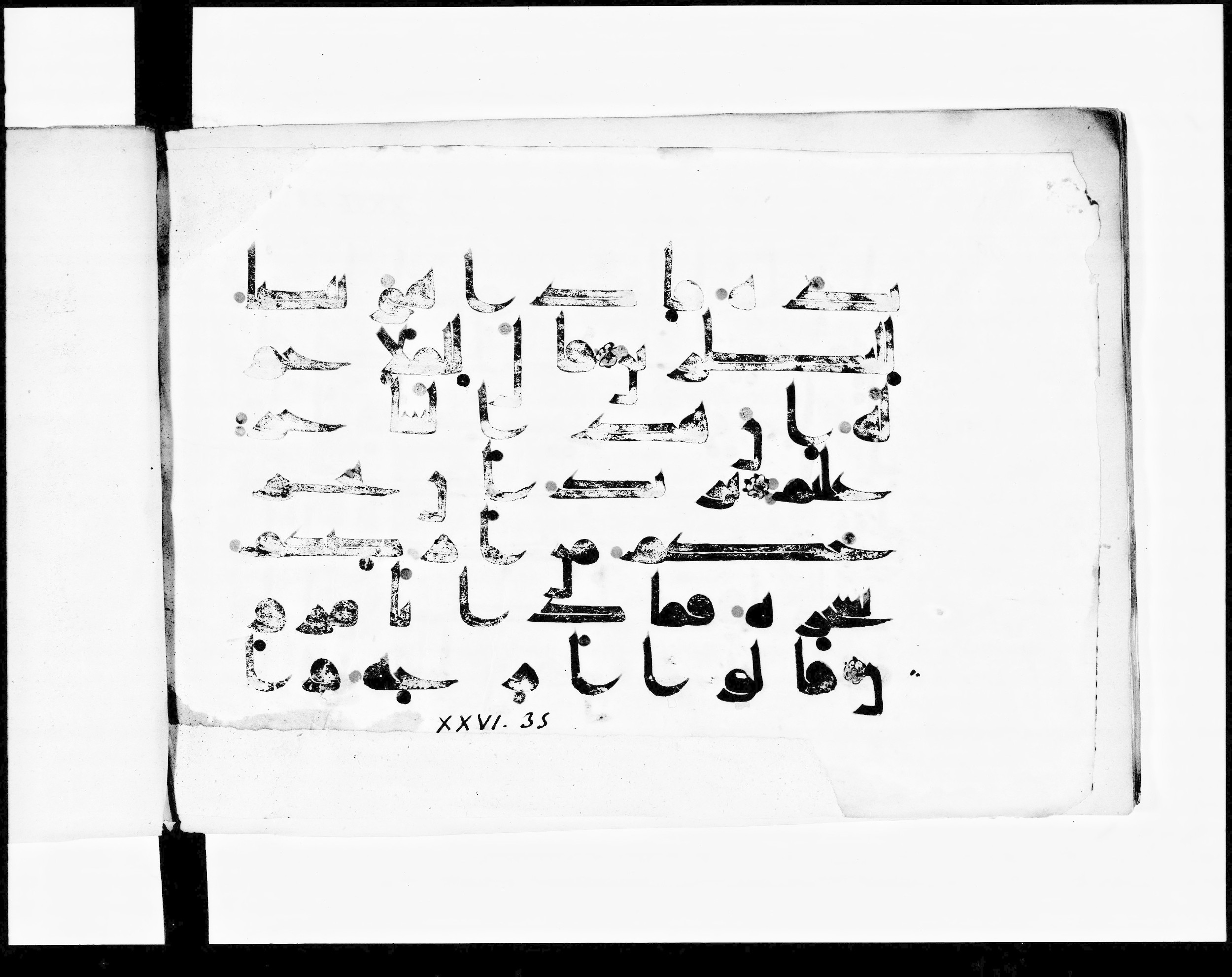 Paris, Bibliothèque nationale de France, Arabe 348 (e) (Scan 2), in Kufic D.I script, showing Surah 26:33 from 8th to 9th Century AD found in Fustat (Old Cairo), Egypt, currently housed at Bibliothèque nationale de France, Paris