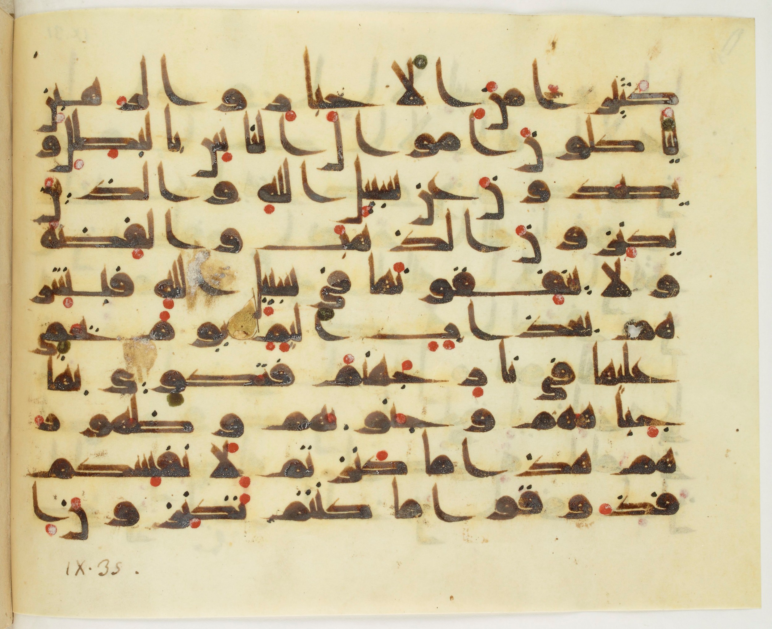 Paris, Bibliothèque nationale de France, Arabe 349 (a), in Kūfī D.III script, showing Surah 9:35 from Mid 8th to Late 9th Century AD found in Al-Fustat (Old Cairo), Egypt, currently housed at Bibliothèque nationale de France, Paris