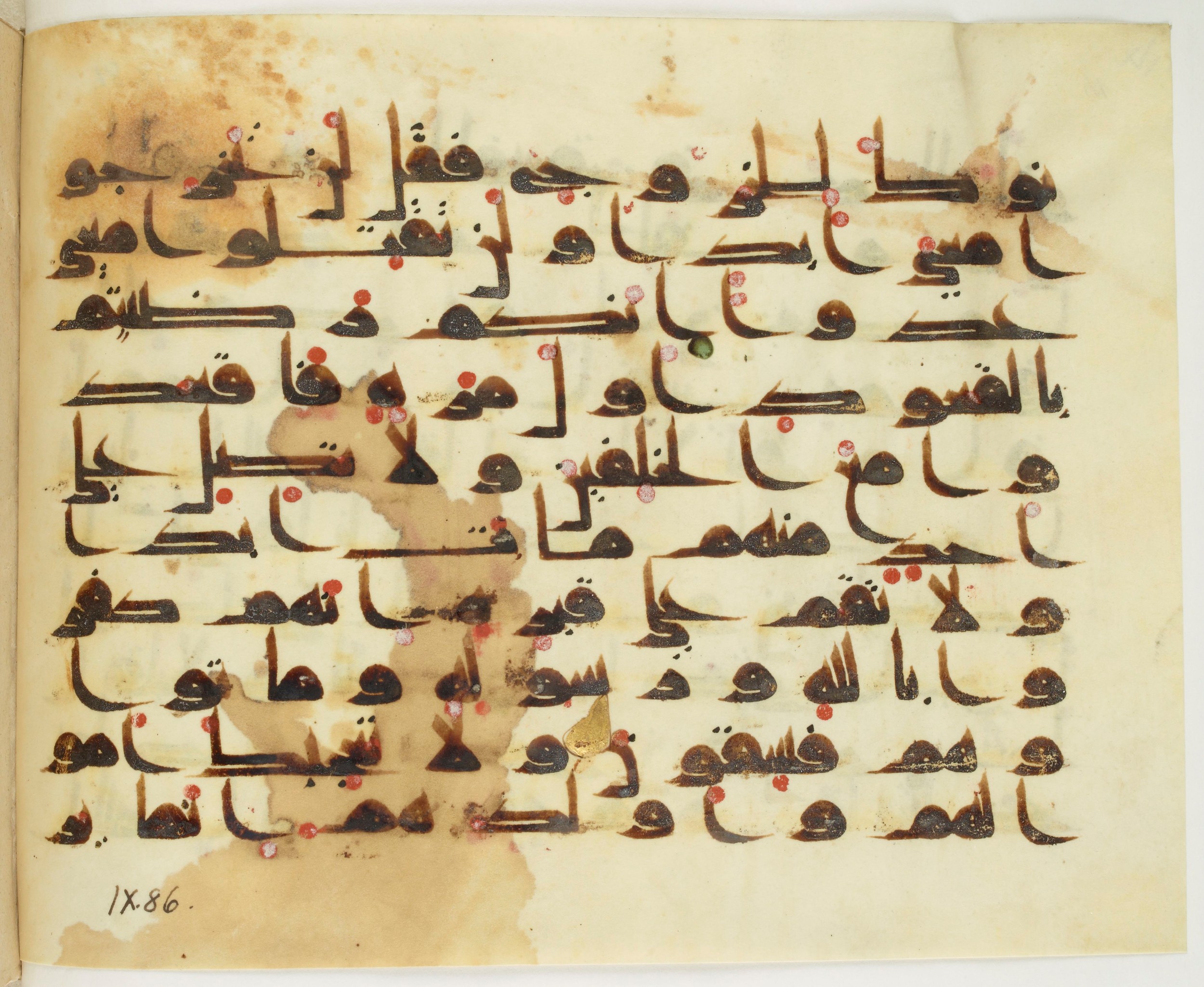 Paris, Bibliothèque nationale de France, Arabe 349 (a) (Scan 2), in Kūfī D.III script, showing Surah 9:83 from Mid 8th to Late 9th Century AD found in Al-Fustat (Old Cairo), Egypt, currently housed at Bibliothèque nationale de France, Paris