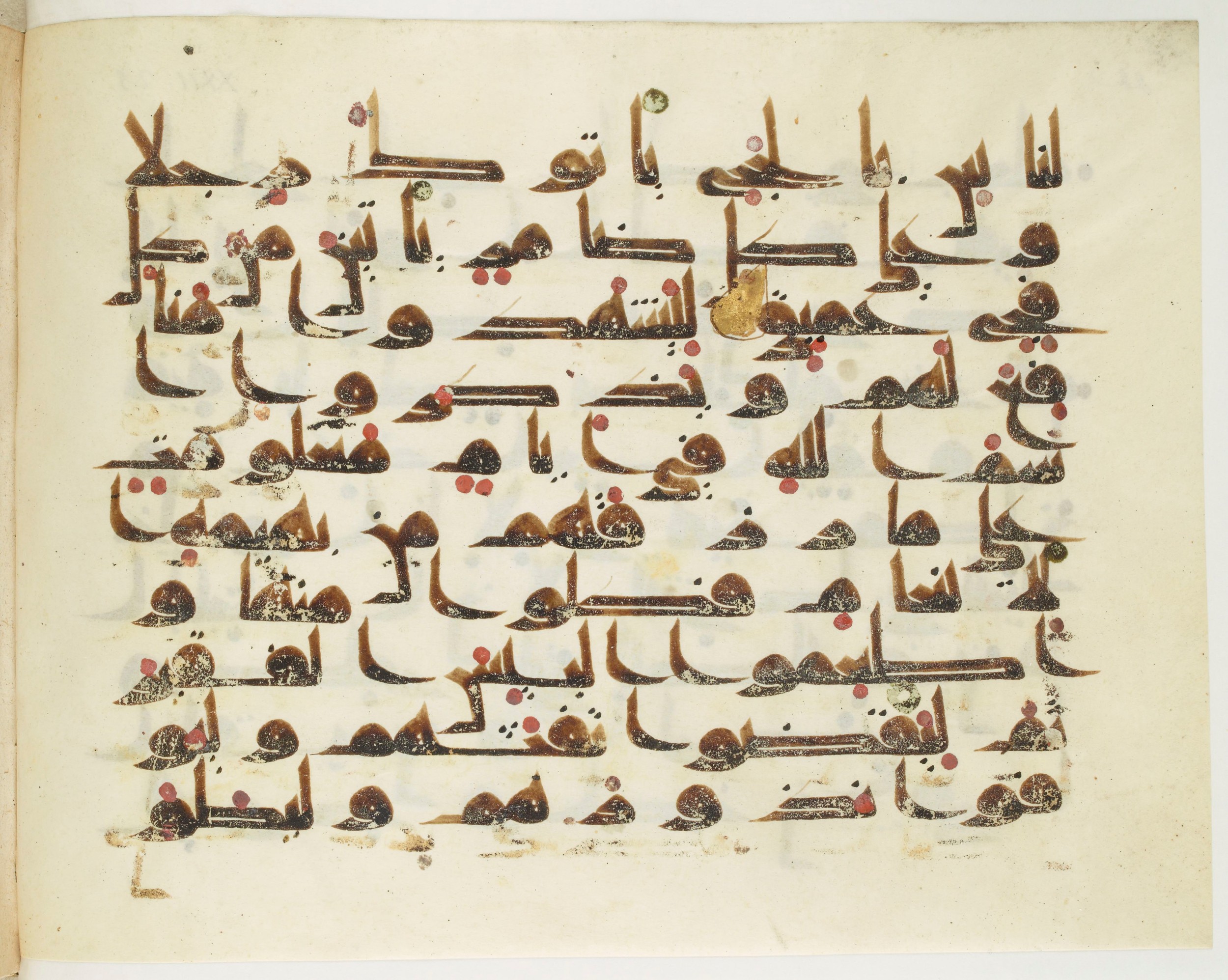 Paris, Bibliothèque nationale de France, Arabe 349 (a) (Scan 1), in Kūfī D.III script, showing Surah 22:29 from Mid 8th to Late 9th Century AD found in Al-Fustat (Old Cairo), Egypt, currently housed at Bibliothèque nationale de France, Paris