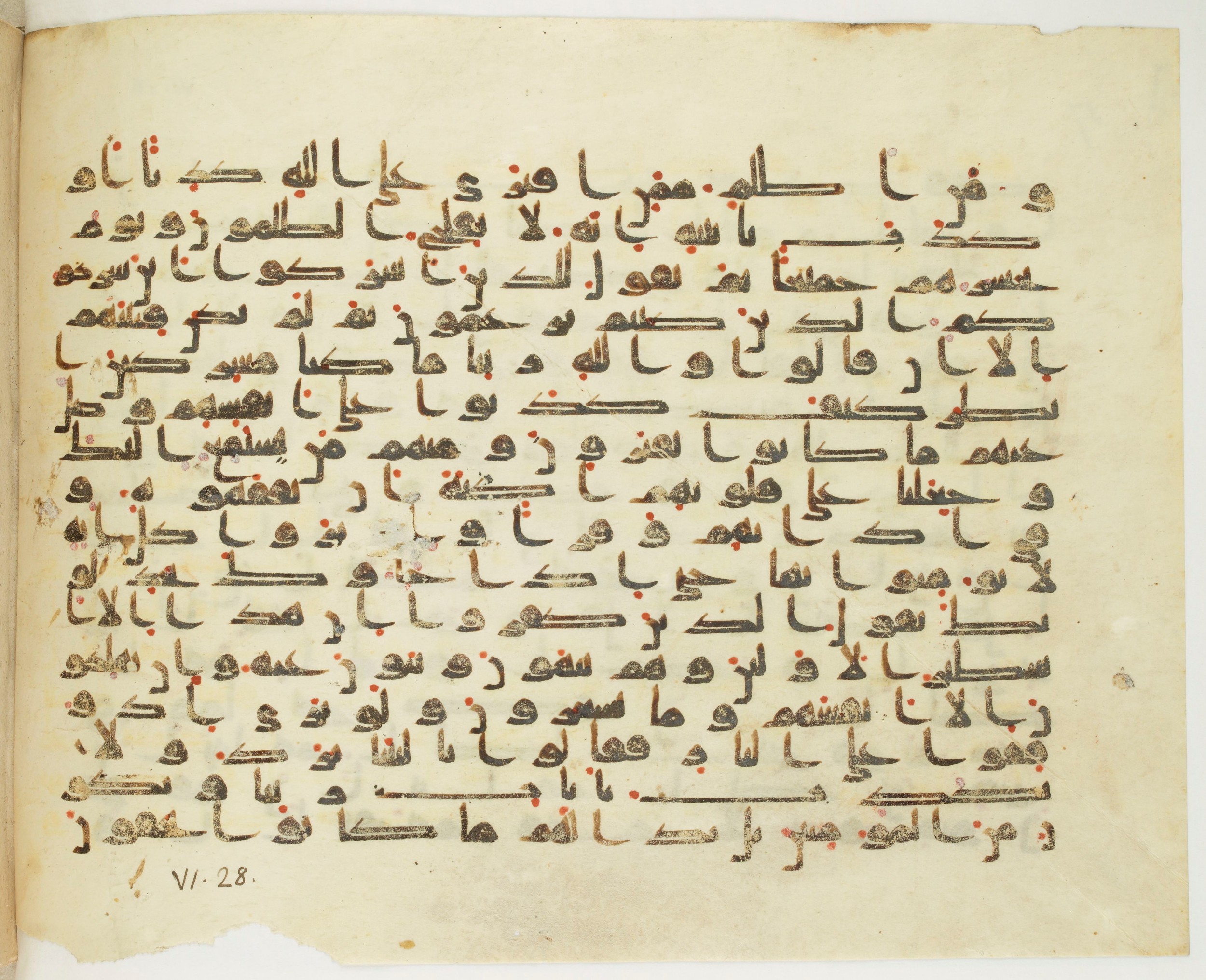 Paris, Bibliothèque nationale de France, Arabe 349 (b), in Kufic D.IV script, showing Surah 6:21 from Mid 8th to Late 9th Century AD found in Fustat (Old Cairo), Egypt, currently housed at Bibliothèque nationale de France, Paris