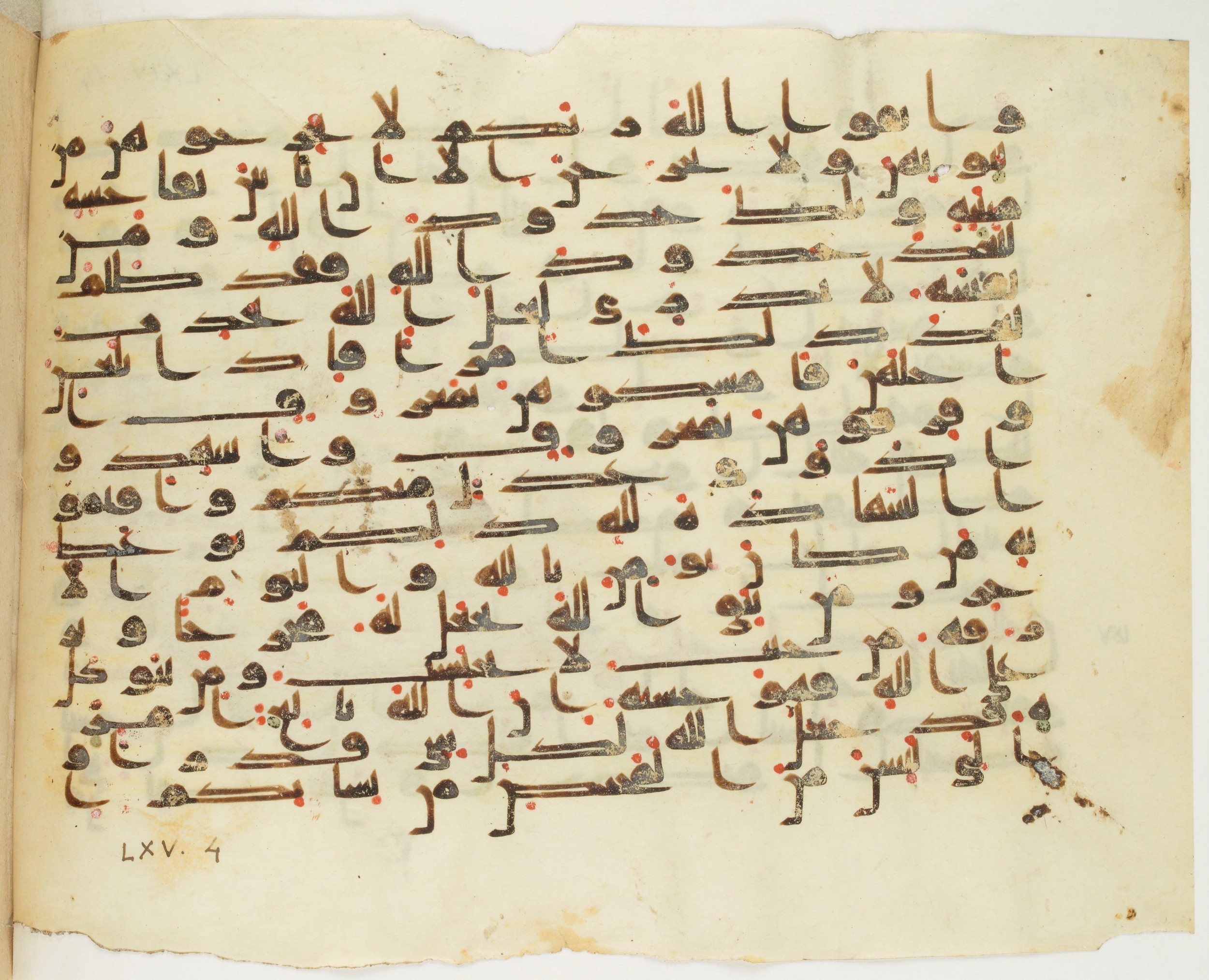 Paris, Bibliothèque nationale de France, Arabe 349 (b), in Kufic D.IV script, showing Surah 65:3 from Mid 8th to Late 9th Century AD found in Fustat (Old Cairo), Egypt, currently housed at Bibliothèque nationale de France, Paris