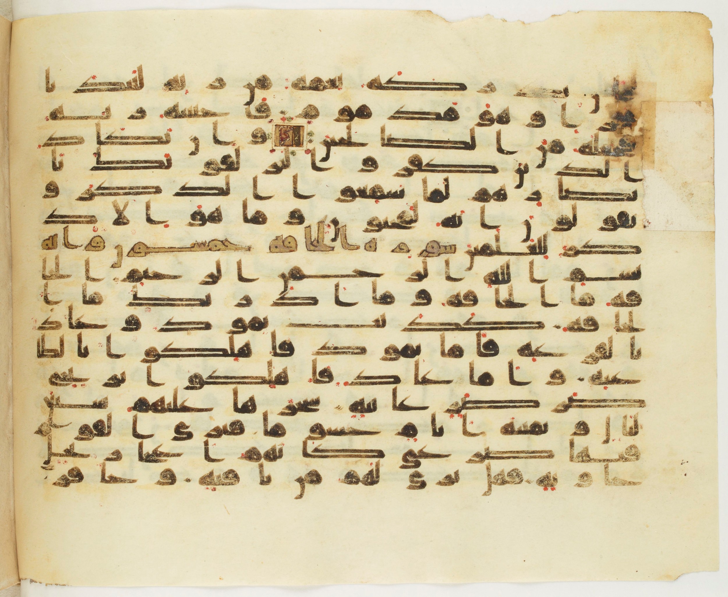Paris, Bibliothèque nationale de France, Arabe 349 (b), in Kufic D.IV script, showing Surah 69:2 from Mid 8th to Late 9th Century AD found in Fustat (Old Cairo), Egypt, currently housed at Bibliothèque nationale de France, Paris