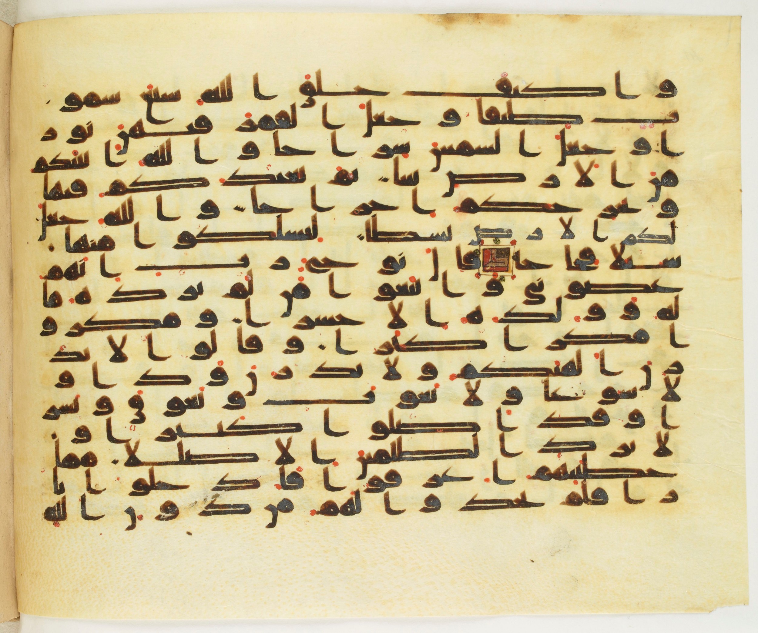Paris, Bibliothèque nationale de France, Arabe 349 (b), in Kufic D.IV script, showing Surah 71:22 from Mid 8th to Late 9th Century AD found in Fustat (Old Cairo), Egypt, currently housed at Bibliothèque nationale de France, Paris