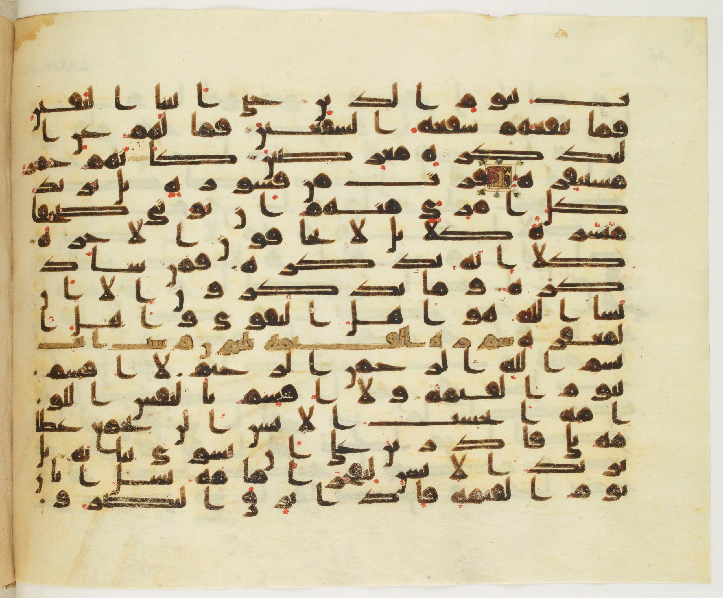 Paris, Bibliothèque nationale de France, Arabe 349 (b), in Kufic D.IV script, showing Surah 74:49 from Mid 8th to Late 9th Century AD found in Fustat (Old Cairo), Egypt, currently housed at Bibliothèque nationale de France, Paris