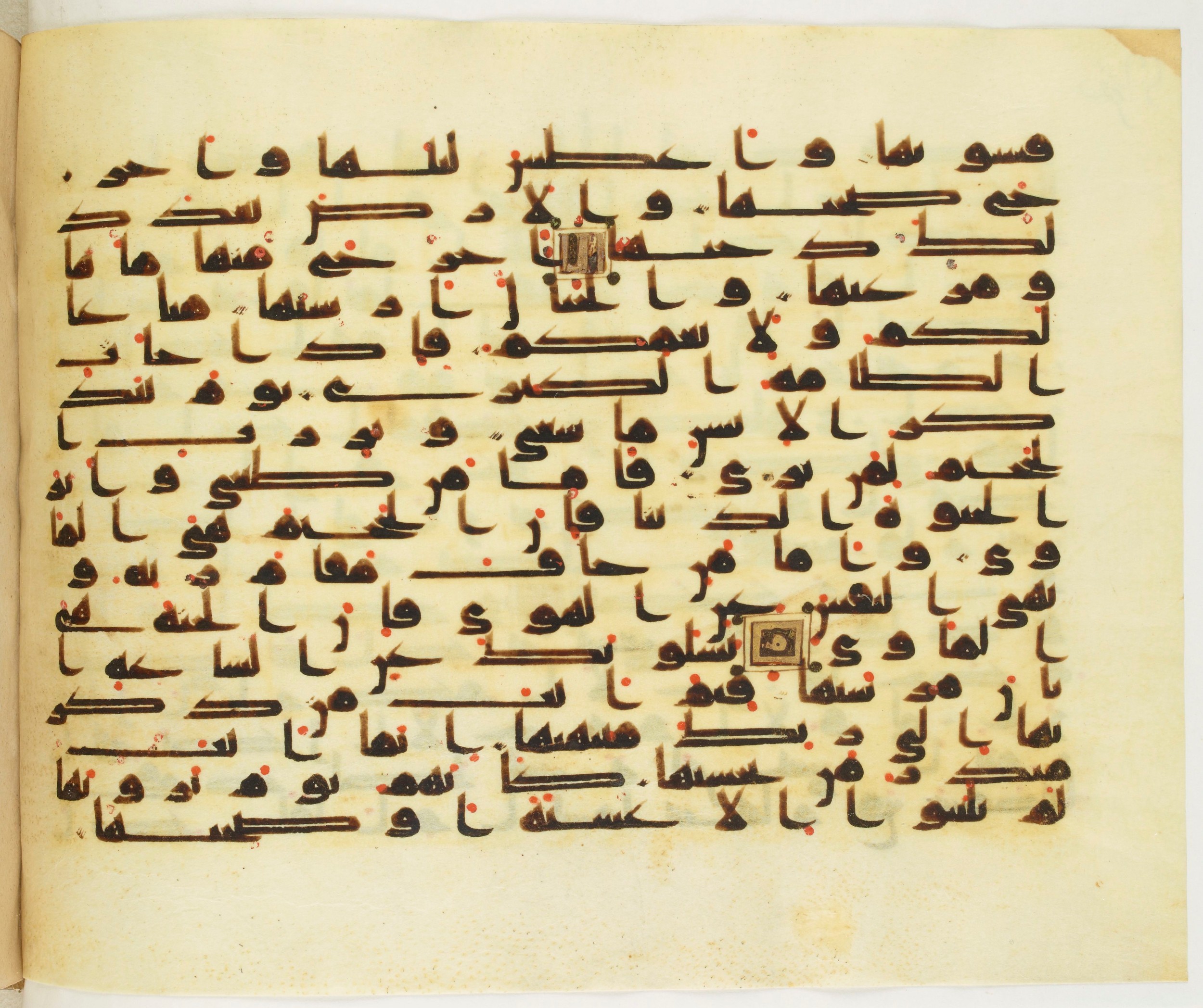 Paris, Bibliothèque nationale de France, Arabe 349 (b), in Kufic D.IV script, showing Surah 79:39 from Mid 8th to Late 9th Century AD found in Fustat (Old Cairo), Egypt, currently housed at Bibliothèque nationale de France, Paris