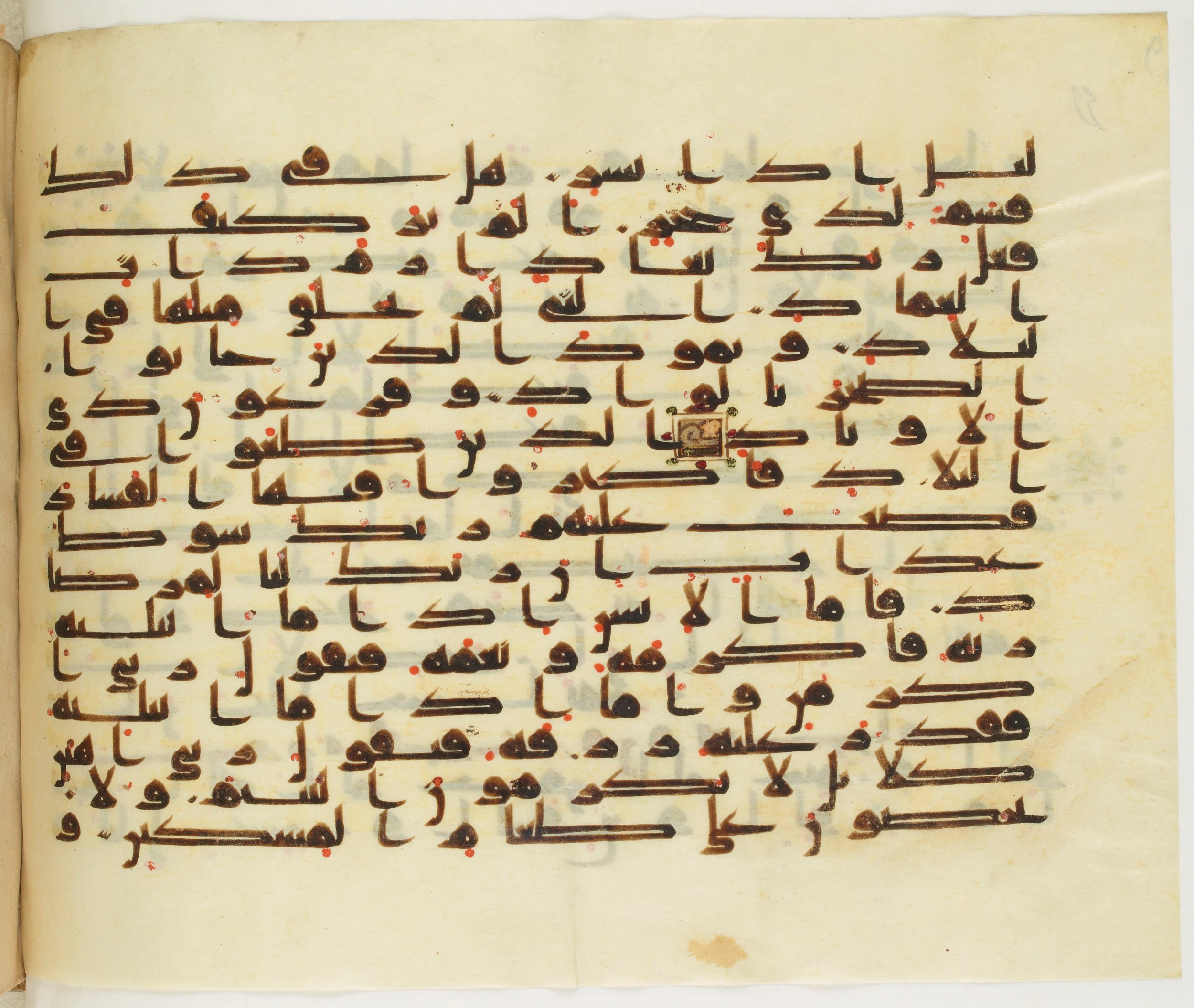 Paris, Bibliothèque nationale de France, Arabe 349 (b), in Kufic D.IV script, showing Surah 89:13 from Mid 8th to Late 9th Century AD found in Fustat (Old Cairo), Egypt, currently housed at Bibliothèque nationale de France, Paris