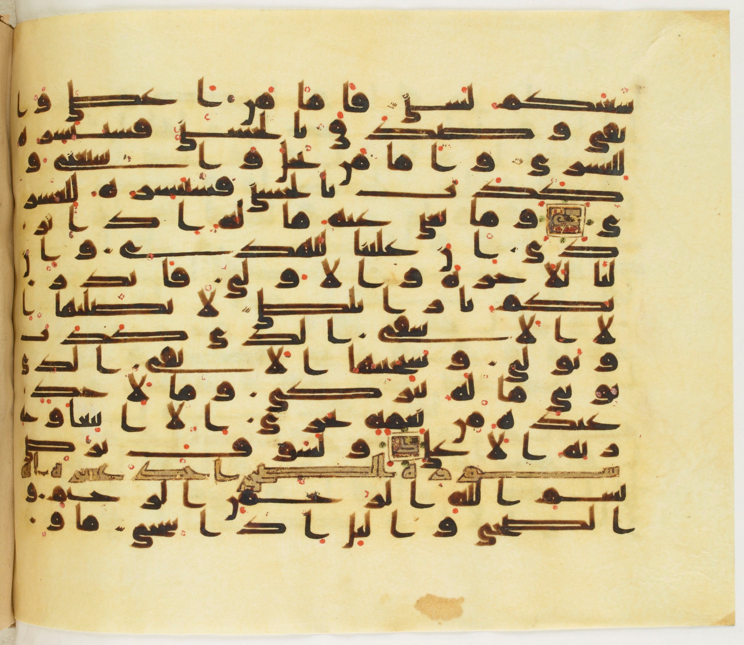 Paris, Bibliothèque nationale de France, Arabe 349 (b), in Kufic D.IV script, showing Surah 92:21 from Mid 8th to Late 9th Century AD found in Fustat (Old Cairo), Egypt, currently housed at Bibliothèque nationale de France, Paris