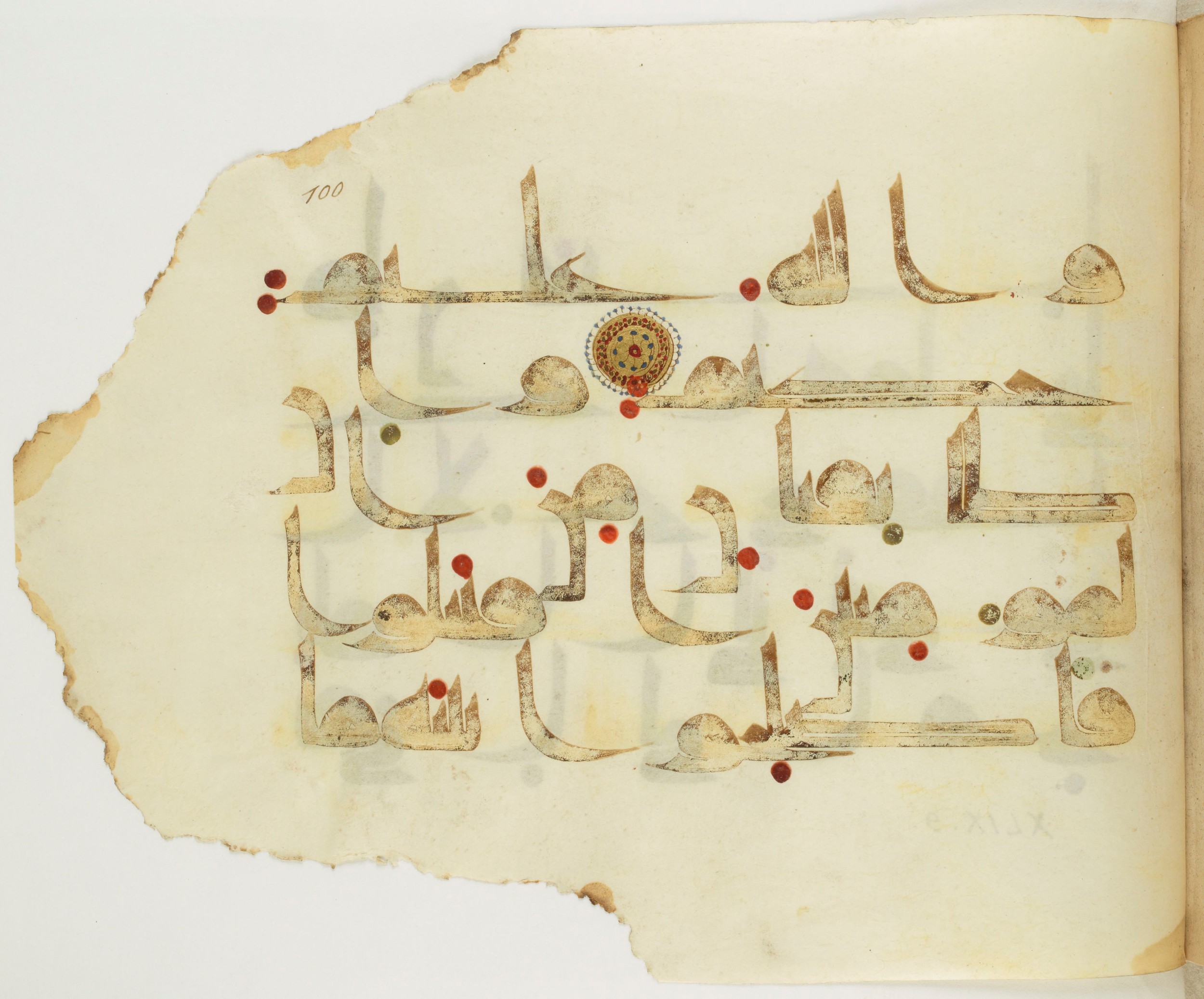 Paris, Bibliothèque nationale de France, Arabe 349 (d) (Scan 1), in kūfī D.III script, showing Surah 49:8 from Mid 8th to Late 10th Century AD found in al-Fusṭāṭ, Egypt, currently housed at Bibliothèque nationale de France, Paris
