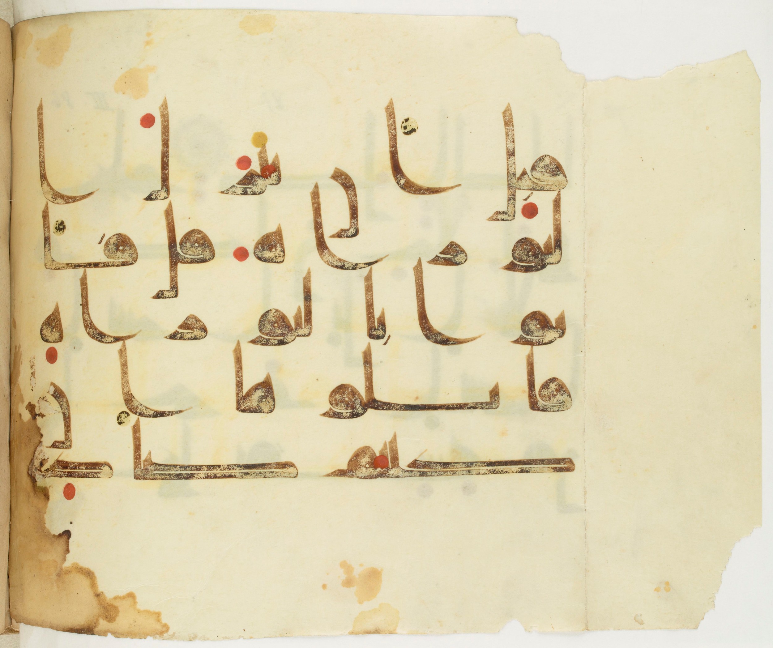Paris, Bibliothèque nationale de France, Arabe 349 (d) (Scan 2), in kūfī D.III script, showing Surah 3:93 from Mid 8th to Late 10th Century AD found in al-Fusṭāṭ, Egypt, currently housed at Bibliothèque nationale de France, Paris