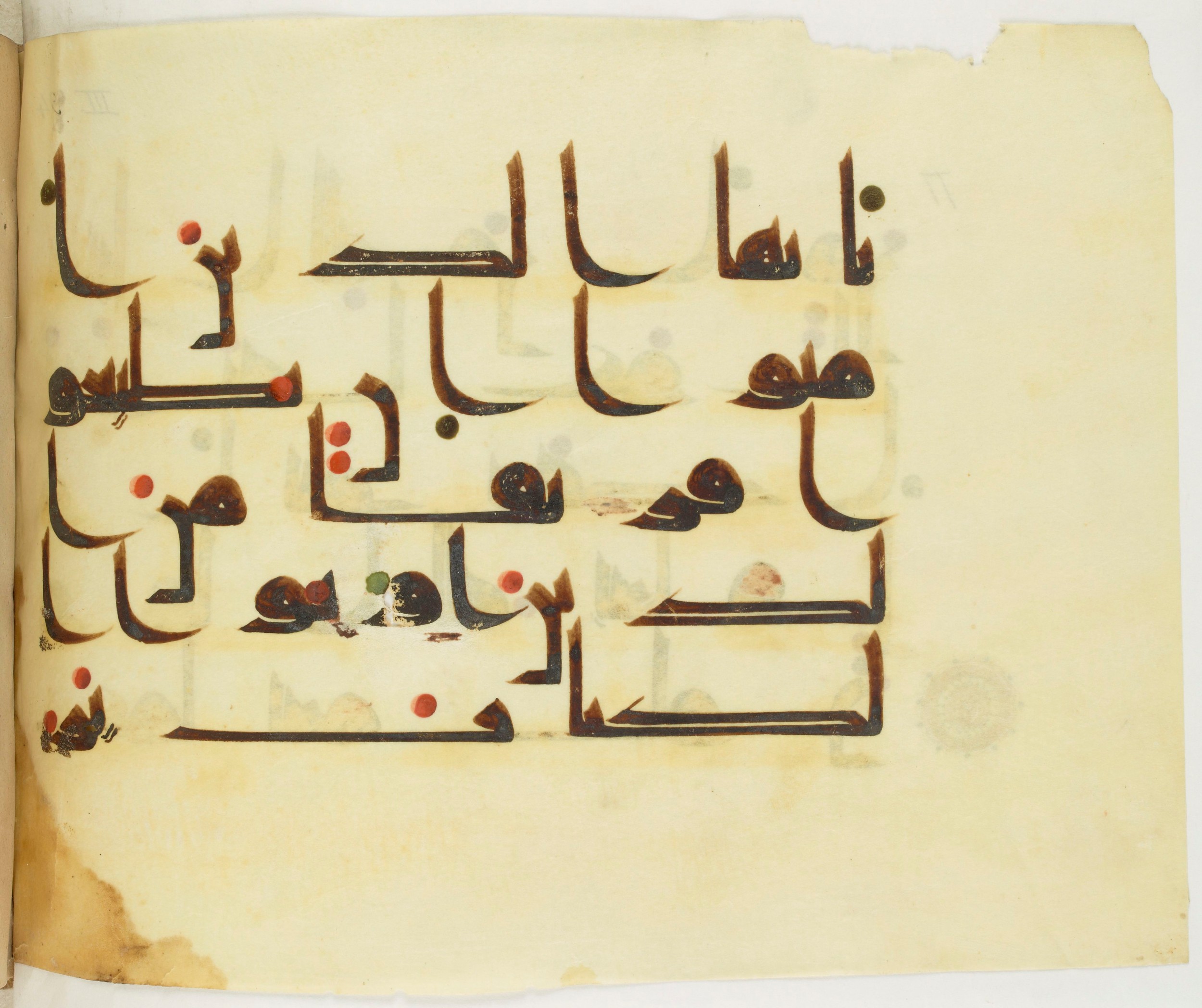 Paris, Bibliothèque nationale de France, Arabe 349 (d) (Scan 1), in kūfī D.III script, showing Surah 3:100 from Mid 8th to Late 10th Century AD found in al-Fusṭāṭ, Egypt, currently housed at Bibliothèque nationale de France, Paris