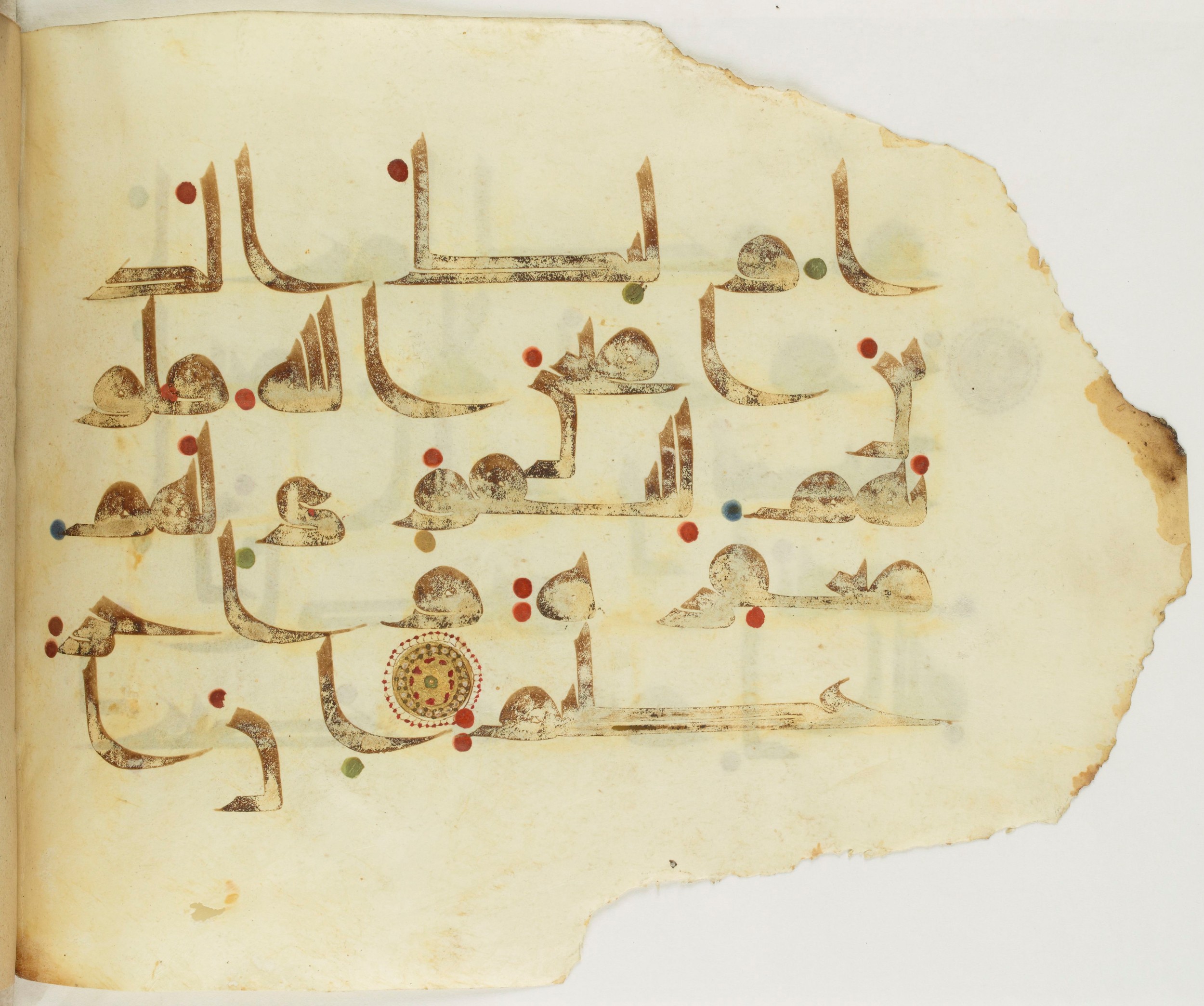Paris, Bibliothèque nationale de France, Arabe 349 (d) (Scan 1), in kūfī D.III script, showing Surah 49:4 from Mid 8th to Late 10th Century AD found in al-Fusṭāṭ, Egypt, currently housed at Bibliothèque nationale de France, Paris