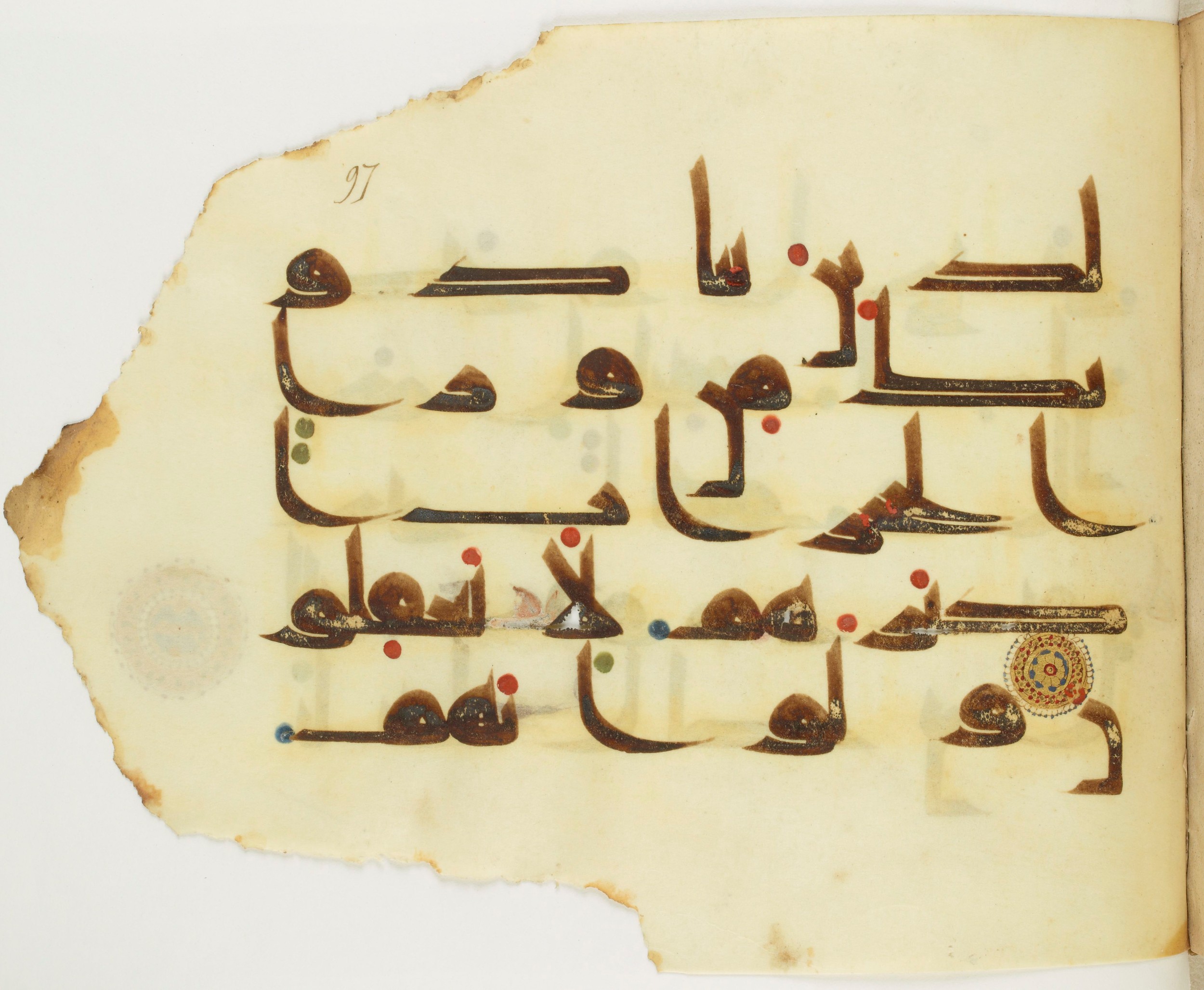 Paris, Bibliothèque nationale de France, Arabe 349 (d) (Scan 2), in kūfī D.III script, showing Surah 49:4 from Mid 8th to Late 10th Century AD found in al-Fusṭāṭ, Egypt, currently housed at Bibliothèque nationale de France, Paris