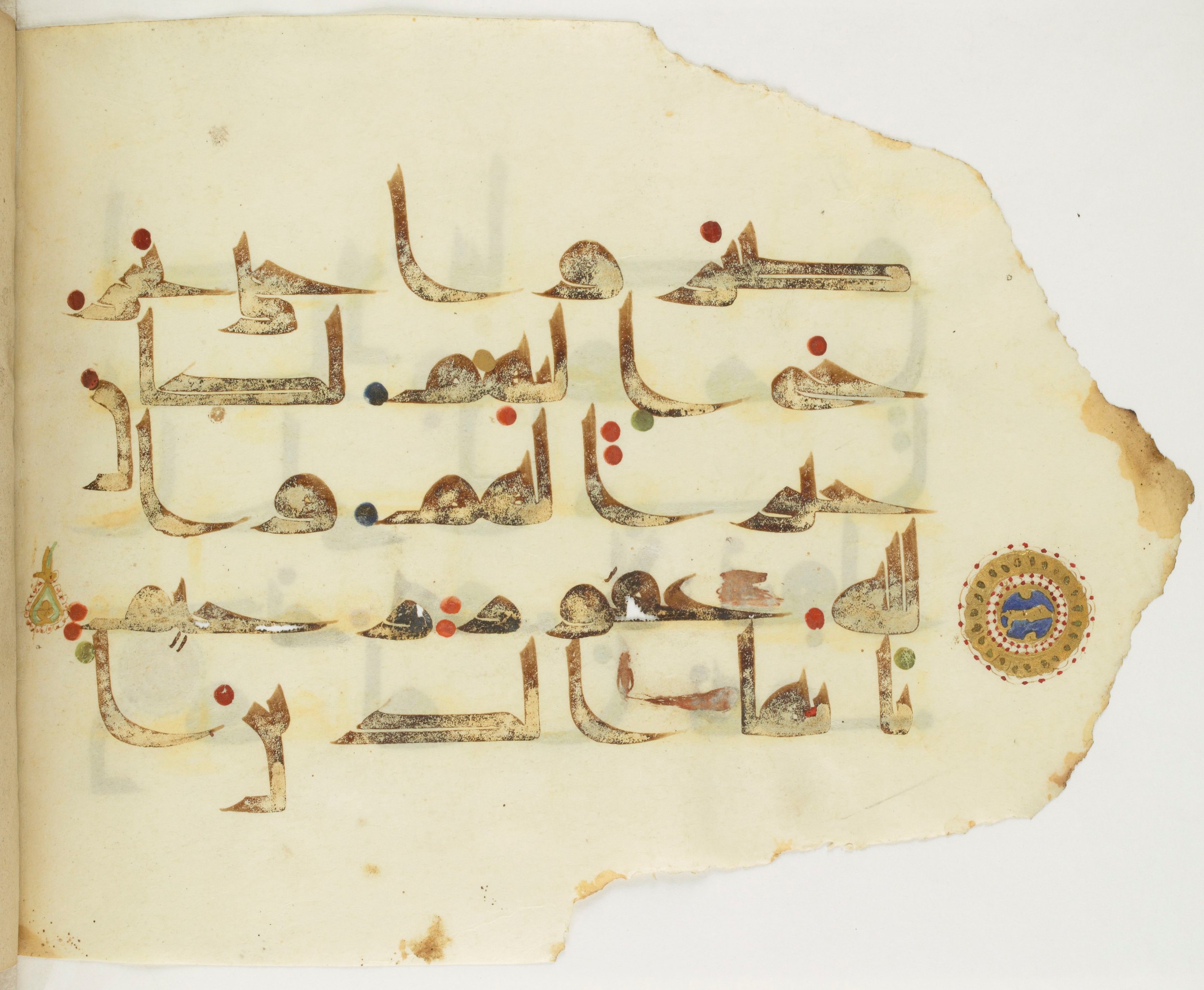 Paris, Bibliothèque nationale de France, Arabe 349 (d) (Scan 1), in kūfī D.III script, showing Surah 49:6 from Mid 8th to Late 10th Century AD found in al-Fusṭāṭ, Egypt, currently housed at Bibliothèque nationale de France, Paris