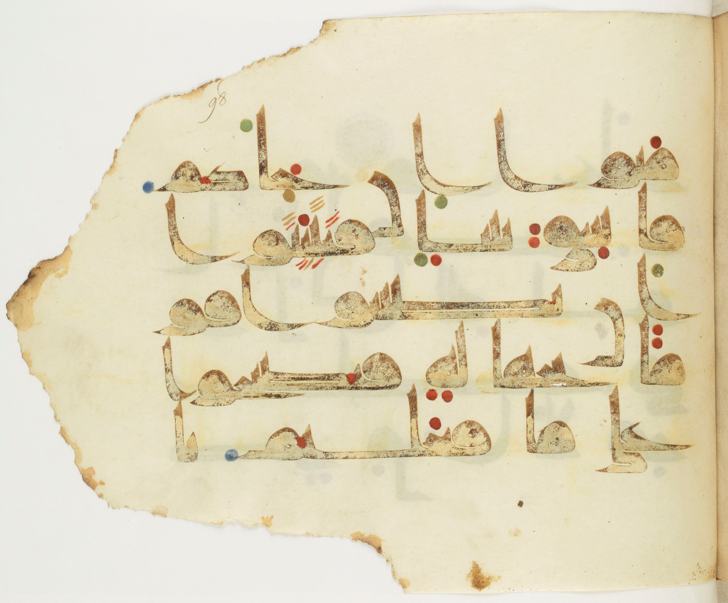 Paris, Bibliothèque nationale de France, Arabe 349 (d) (Scan 2), in kūfī D.III script, showing Surah 49:6 from Mid 8th to Late 10th Century AD found in al-Fusṭāṭ, Egypt, currently housed at Bibliothèque nationale de France, Paris