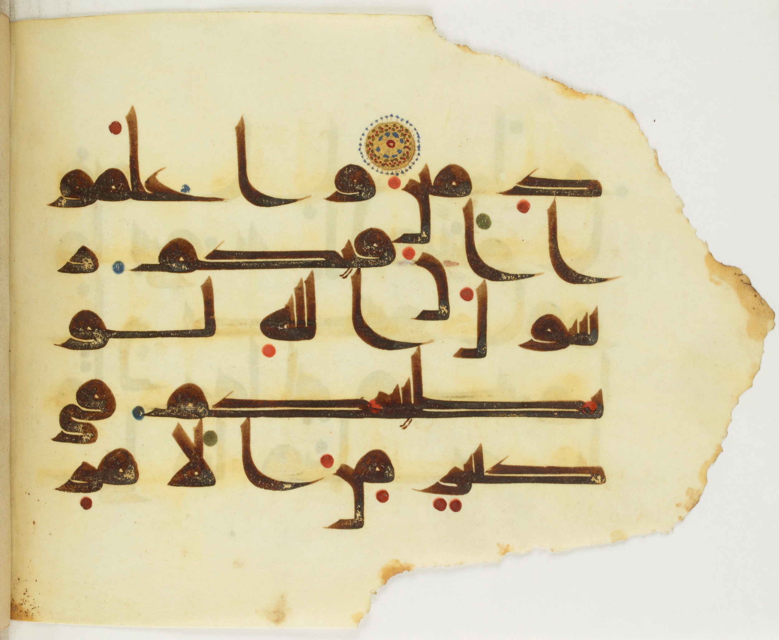 Paris, Bibliothèque nationale de France, Arabe 349 (d) (Scan 1), in kūfī D.III script, showing Surah 49:7 from Mid 8th to Late 10th Century AD found in al-Fusṭāṭ, Egypt, currently housed at Bibliothèque nationale de France, Paris
