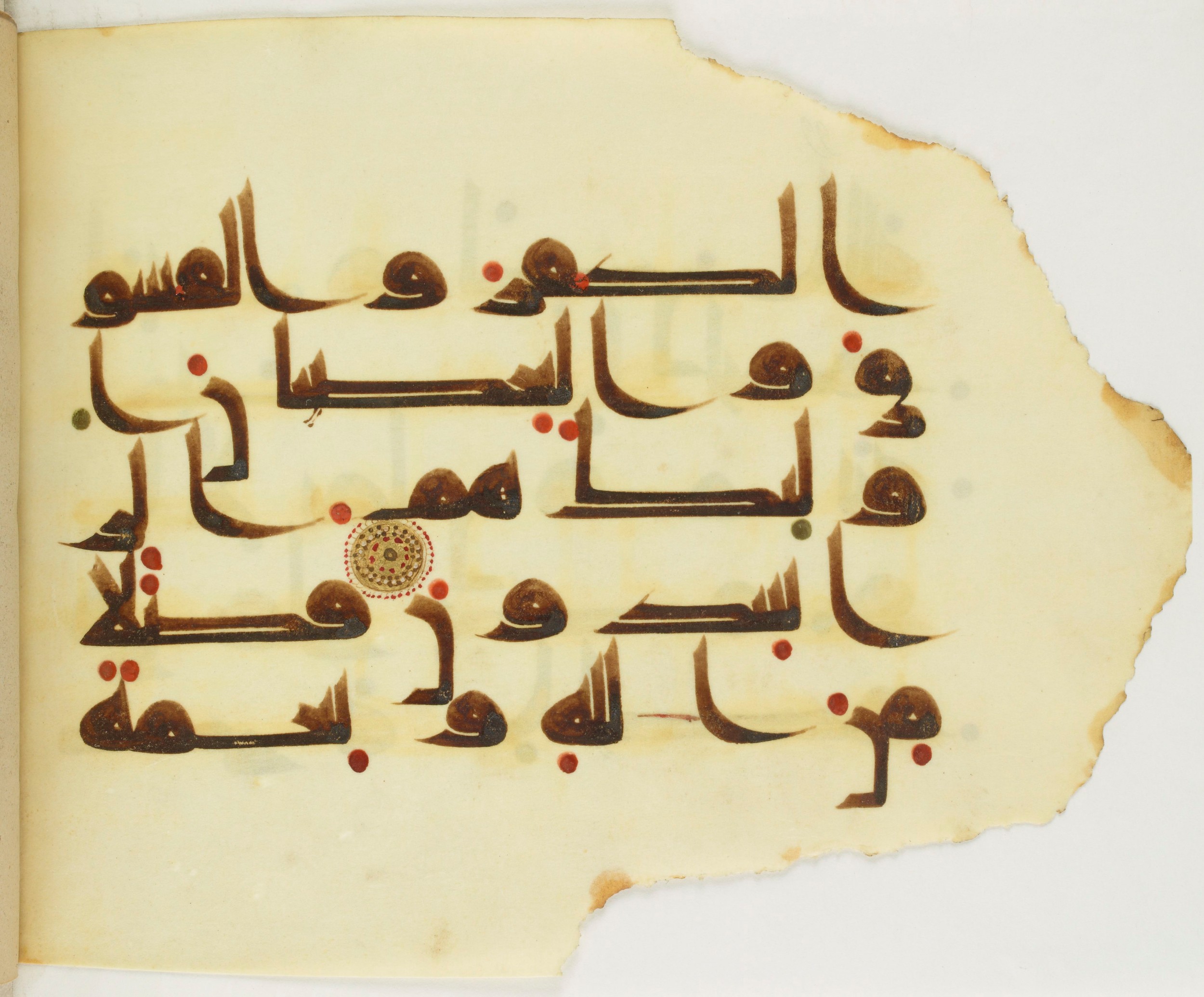 Paris, Bibliothèque nationale de France, Arabe 349 (d) (Scan 3), in kūfī D.III script, showing Surah 49:7 from Mid 8th to Late 10th Century AD found in al-Fusṭāṭ, Egypt, currently housed at Bibliothèque nationale de France, Paris