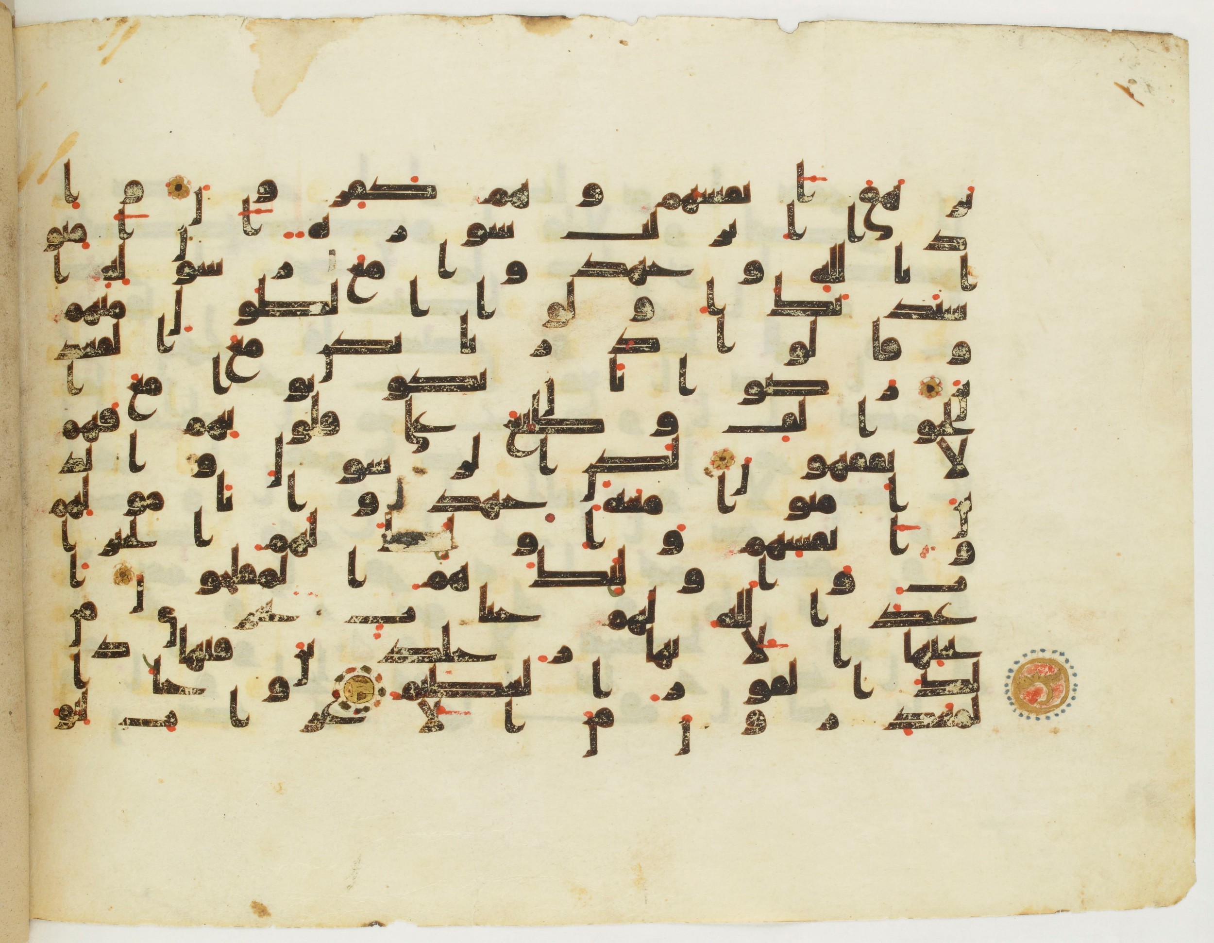 Paris, Bibliothèque nationale de France, Arabe 349 (f), in kūfī B.II script, showing Surah 9:87 from Mid 8th to Late 9th Century AD found in Fustat (Old Cairo), Egypt, currently housed at Bibliothèque nationale de France, Paris