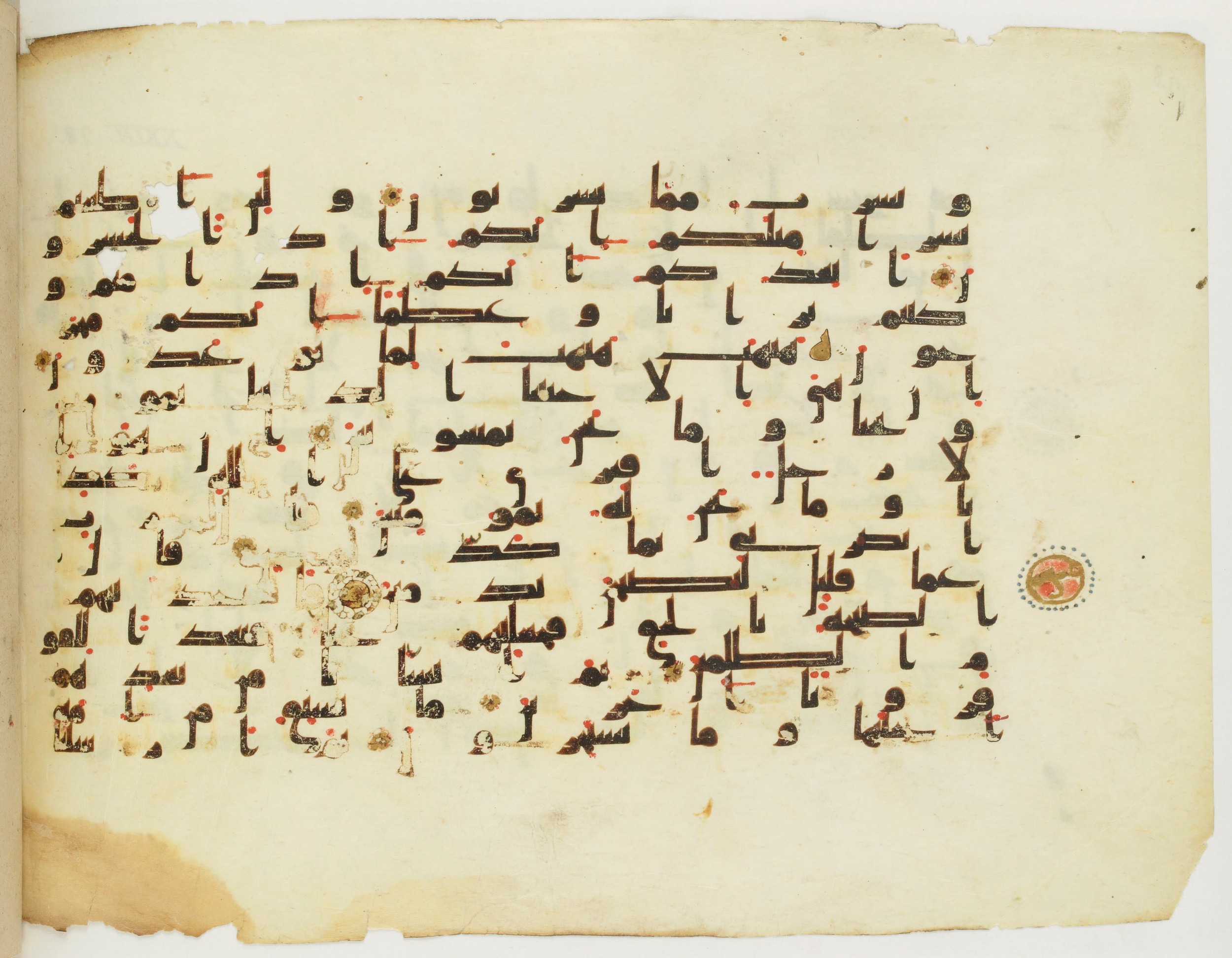 Paris, Bibliothèque nationale de France, Arabe 349 (f) (Scan 2), in kūfī B.II script, showing Surah 23:33 from Mid 8th to Late 9th Century AD found in Fustat (Old Cairo), Egypt, currently housed at Bibliothèque nationale de France, Paris