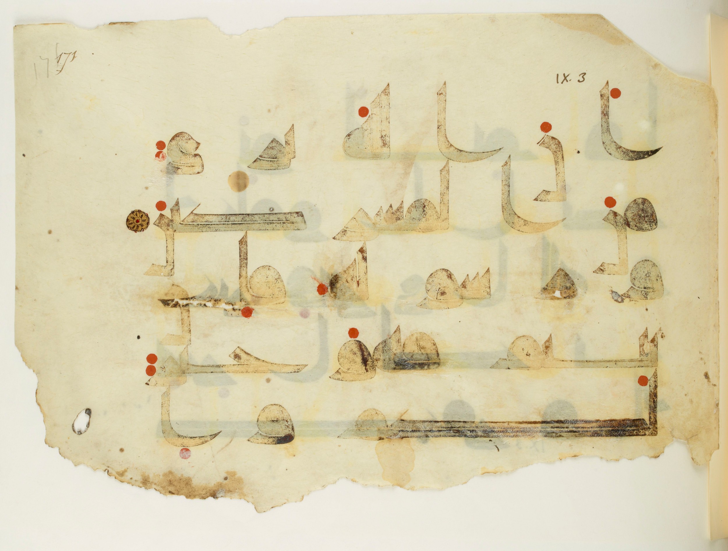 Paris, Bibliothèque nationale de France, Arabe 350 (b) (Scan 1), in kūfī D.I script, showing Surah 9:3 from Mid 8th to Late 10th Century AD found in Fustat (Old Cairo), Egypt, currently housed at Bibliothèque nationale de France, Paris