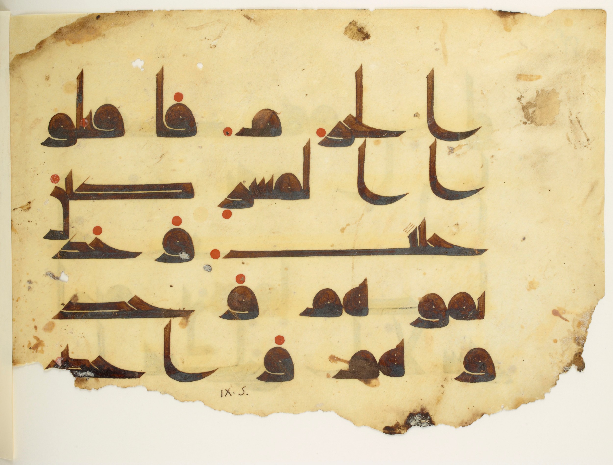 Paris, Bibliothèque nationale de France, Arabe 350 (b) (Scan 2), in kūfī D.I script, showing Surah 9:5 from Mid 8th to Late 10th Century AD found in Fustat (Old Cairo), Egypt, currently housed at Bibliothèque nationale de France, Paris