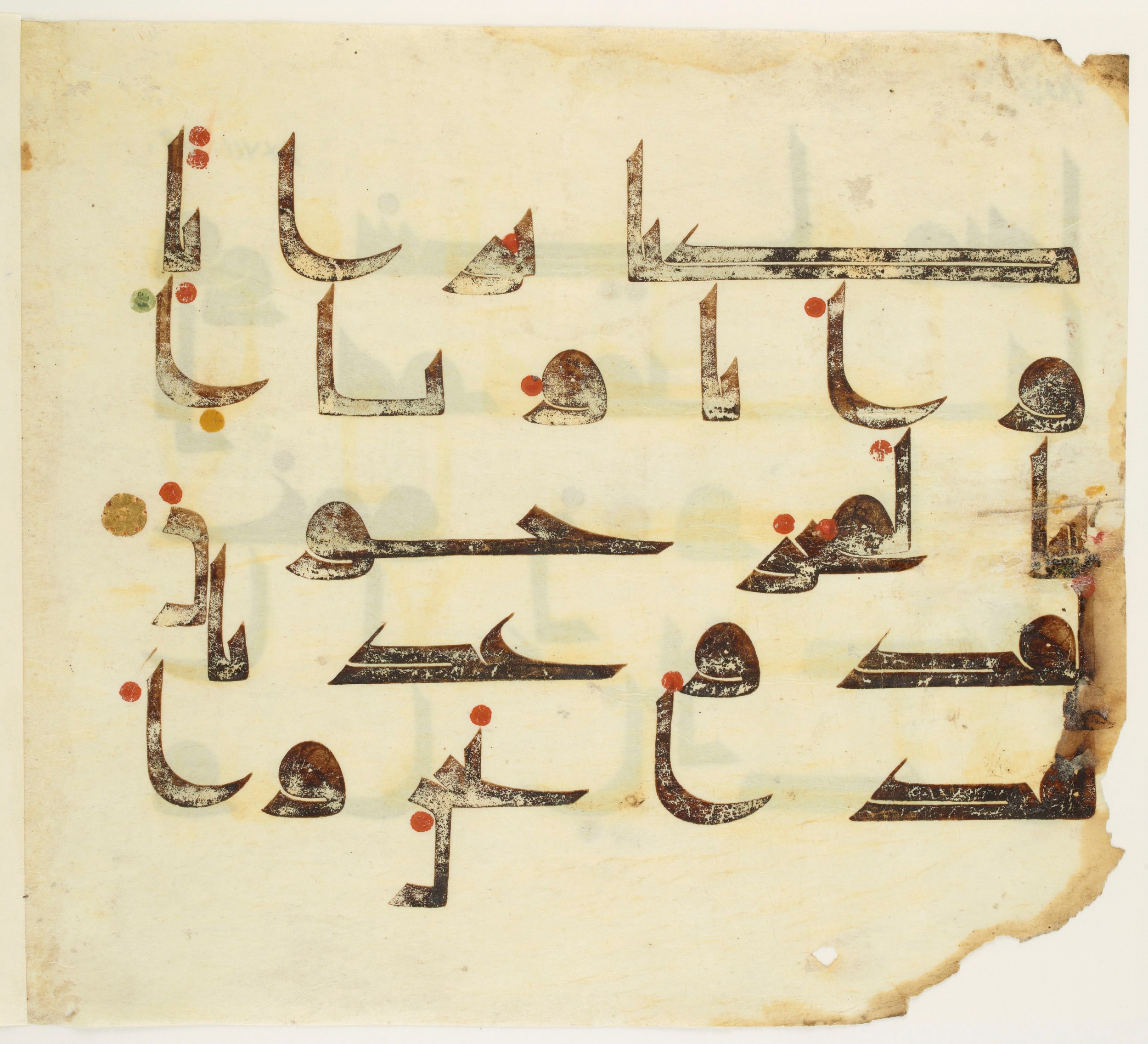 Paris, Bibliothèque nationale de France, Arabe 350 (b) (Scan 1), in kūfī D.I script, showing Surah 27:68 from Mid 8th to Late 10th Century AD found in Fustat (Old Cairo), Egypt, currently housed at Bibliothèque nationale de France, Paris