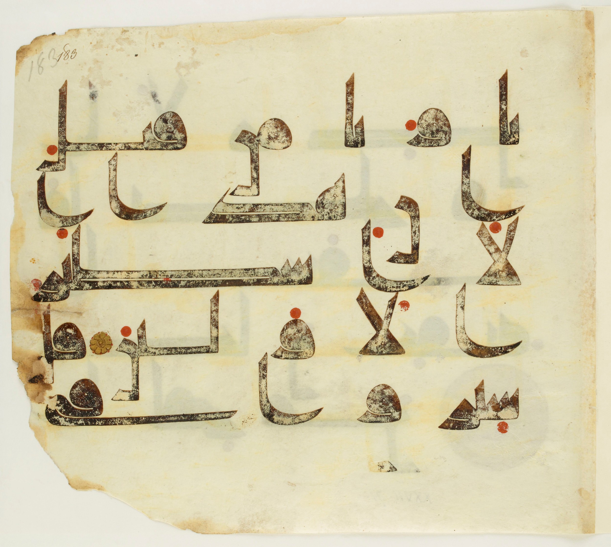 Paris, Bibliothèque nationale de France, Arabe 350 (b) (Scan 2), in kūfī D.I script, showing Surah 27:68 from Mid 8th to Late 10th Century AD found in Fustat (Old Cairo), Egypt, currently housed at Bibliothèque nationale de France, Paris