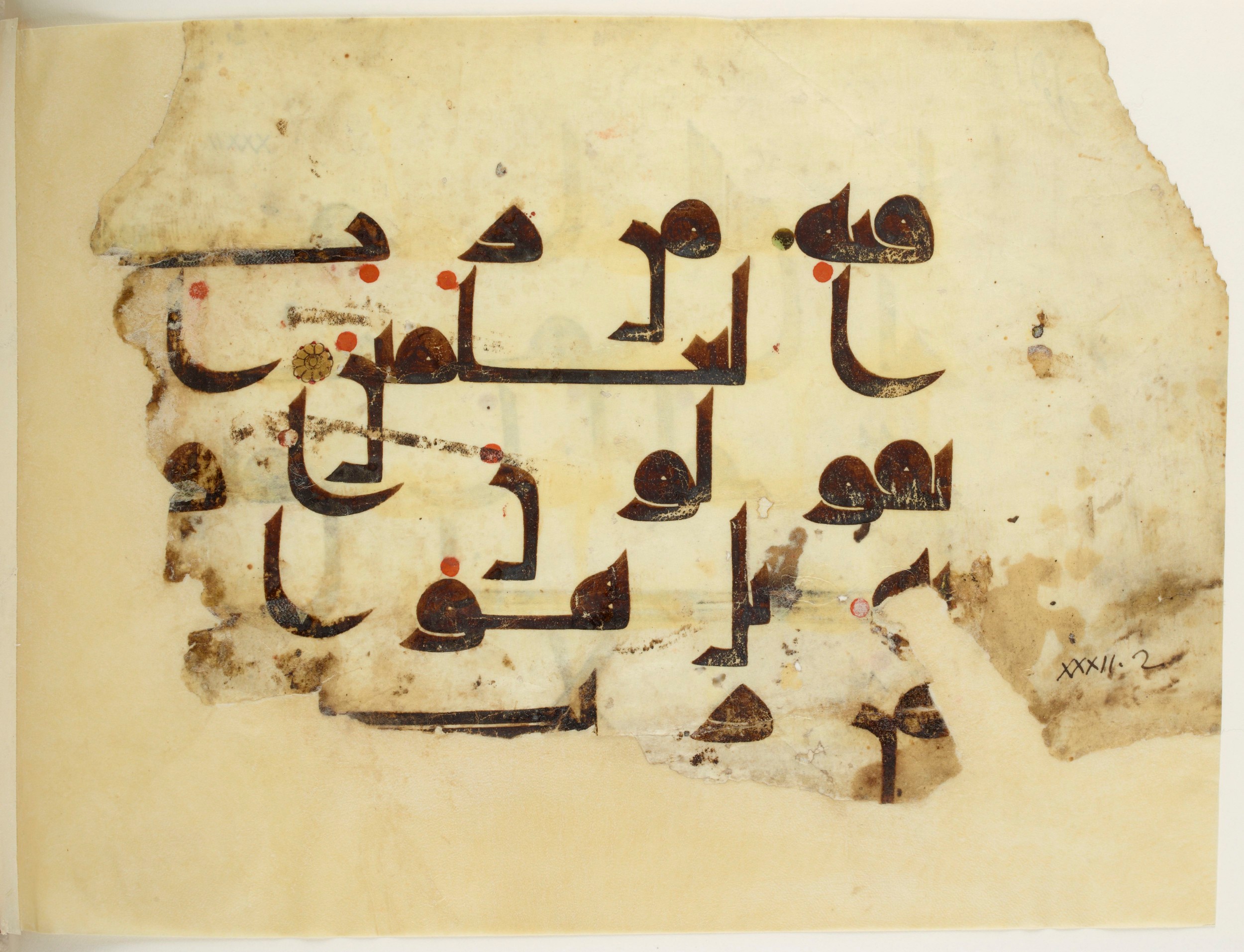 Paris, Bibliothèque nationale de France, Arabe 350 (b), in kūfī D.I script, showing Surah 32:3 from Mid 8th to Late 10th Century AD found in Fustat (Old Cairo), Egypt, currently housed at Bibliothèque nationale de France, Paris