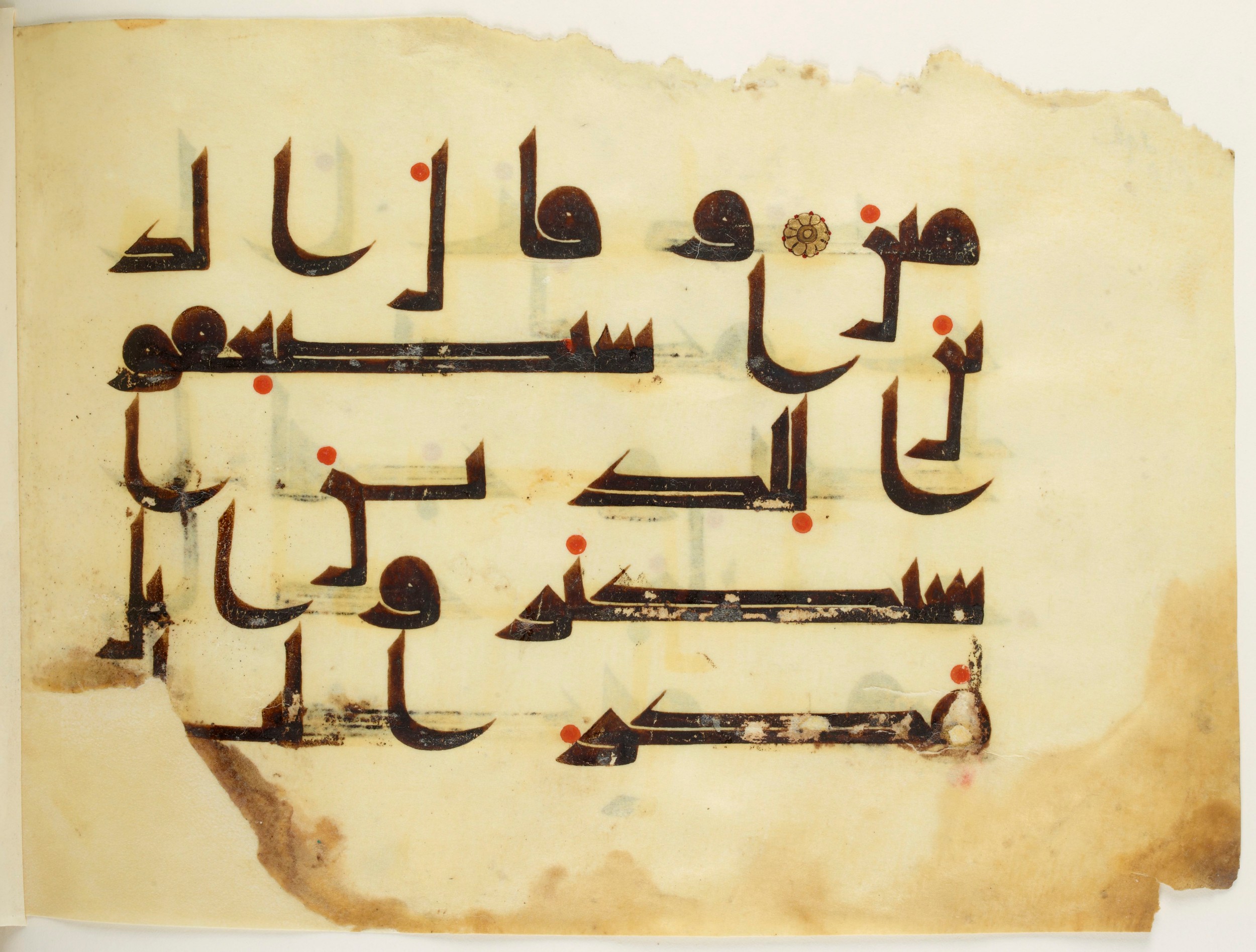 Paris, Bibliothèque nationale de France, Arabe 350 (b) (Scan 1), in kūfī D.I script, showing Surah 34:33 from Mid 8th to Late 10th Century AD found in Fustat (Old Cairo), Egypt, currently housed at Bibliothèque nationale de France, Paris