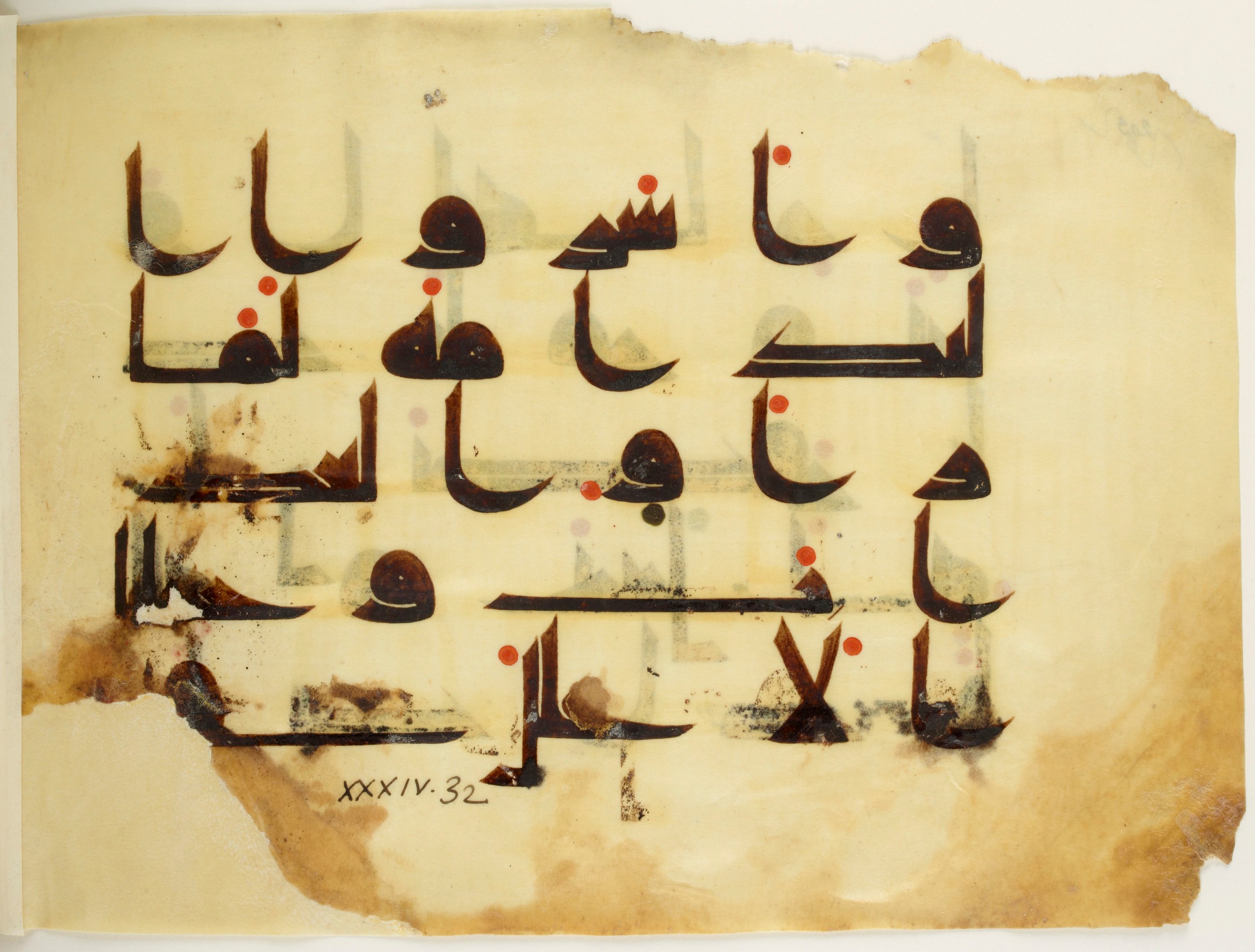 Paris, Bibliothèque nationale de France, Arabe 350 (b) (Scan 3), in kūfī D.I script, showing Surah 34:33 from Mid 8th to Late 10th Century AD found in Fustat (Old Cairo), Egypt, currently housed at Bibliothèque nationale de France, Paris