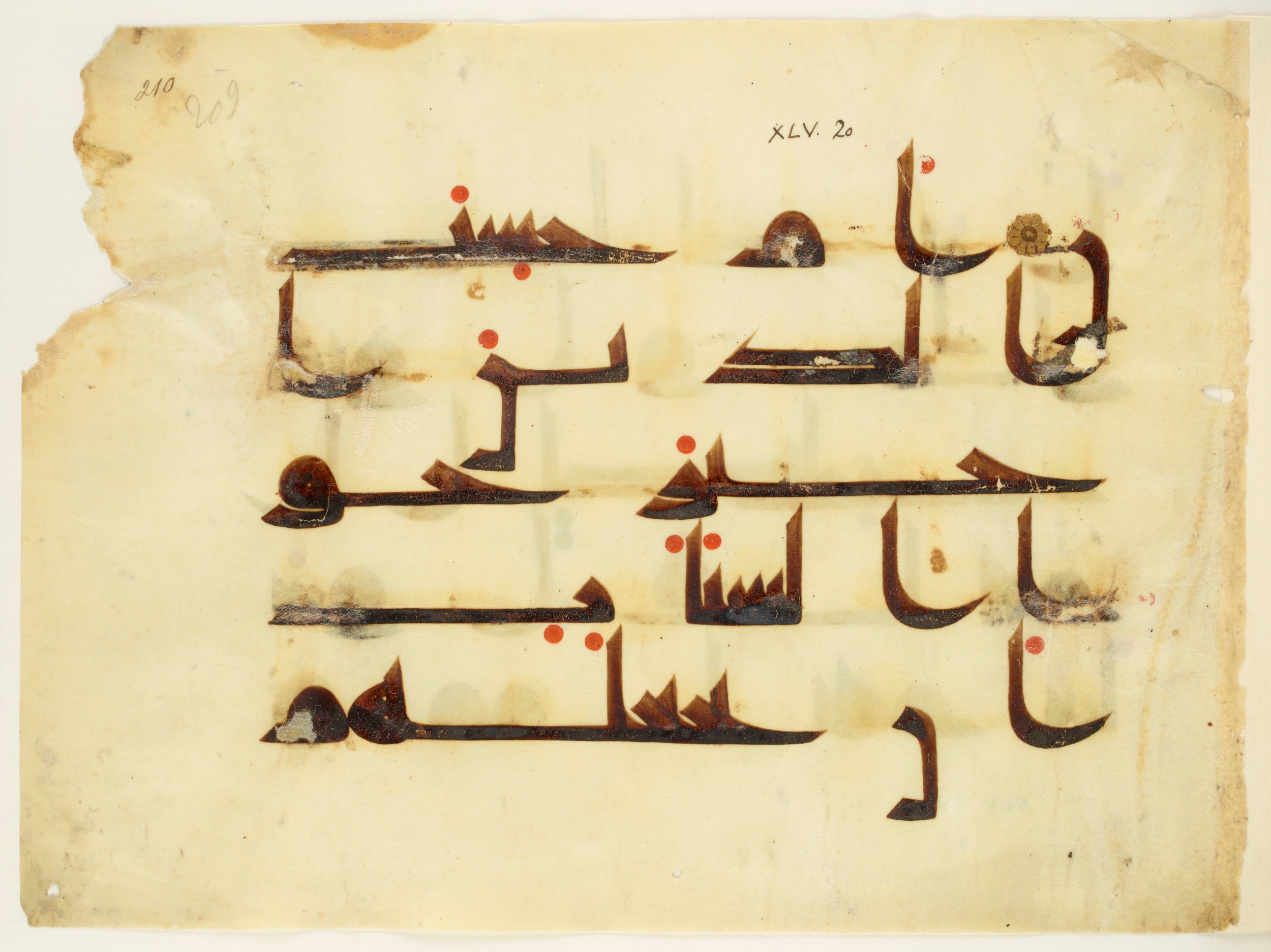 Paris, Bibliothèque nationale de France, Arabe 350 (b), in kūfī D.I script, showing Surah 45:20 from Mid 8th to Late 10th Century AD found in Fustat (Old Cairo), Egypt, currently housed at Bibliothèque nationale de France, Paris