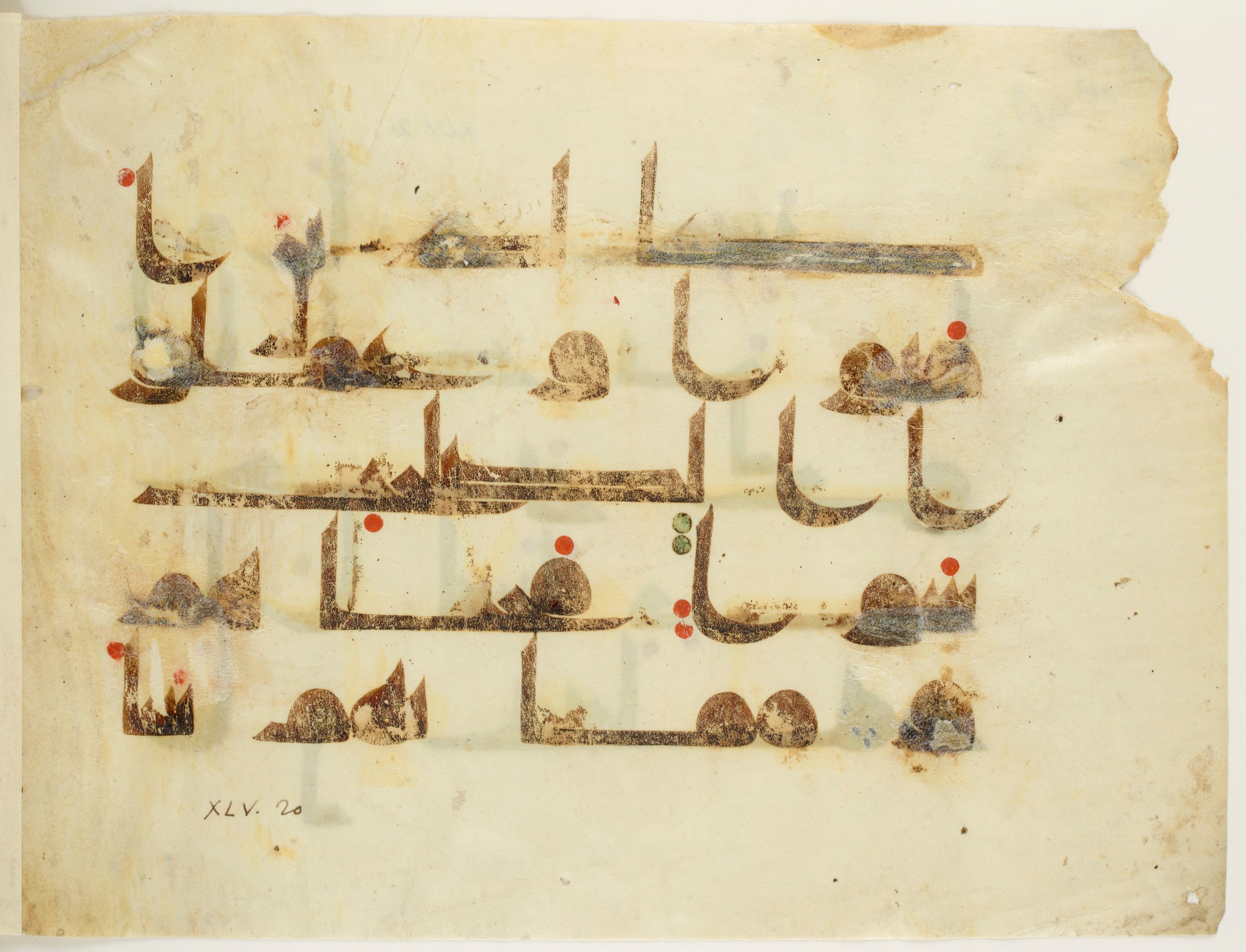 Paris, Bibliothèque nationale de France, Arabe 350 (b) (Scan 2), in kūfī D.I script, showing Surah 45:21 from Mid 8th to Late 10th Century AD found in Fustat (Old Cairo), Egypt, currently housed at Bibliothèque nationale de France, Paris