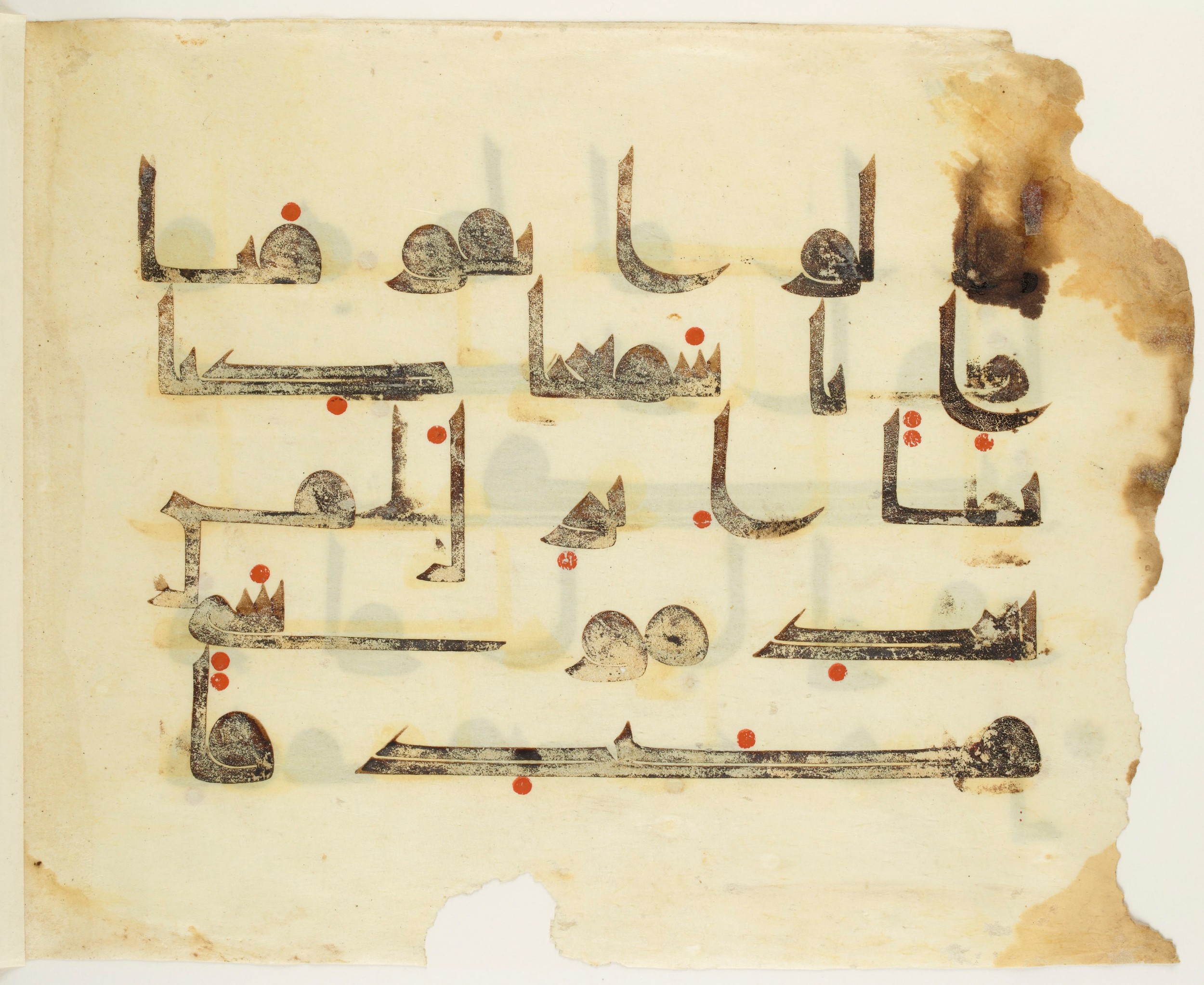 Paris, Bibliothèque nationale de France, Arabe 350 (b) (Scan 1), in kūfī D.I script, showing Surah 46:30 from Mid 8th to Late 10th Century AD found in Fustat (Old Cairo), Egypt, currently housed at Bibliothèque nationale de France, Paris