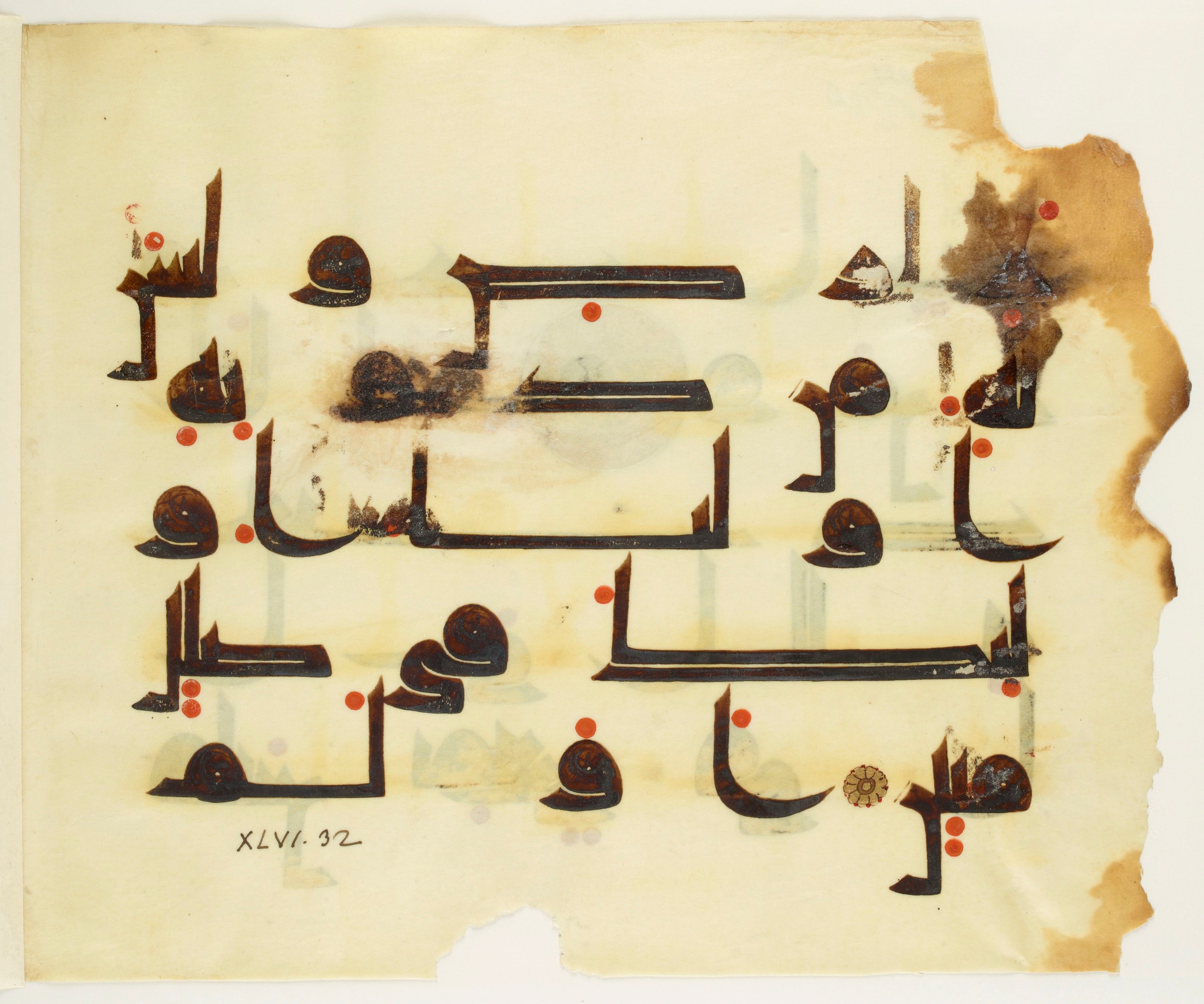 Paris, Bibliothèque nationale de France, Arabe 350 (b) (Scan 2), in kūfī D.I script, showing Surah 46:32 from Mid 8th to Late 10th Century AD found in Fustat (Old Cairo), Egypt, currently housed at Bibliothèque nationale de France, Paris
