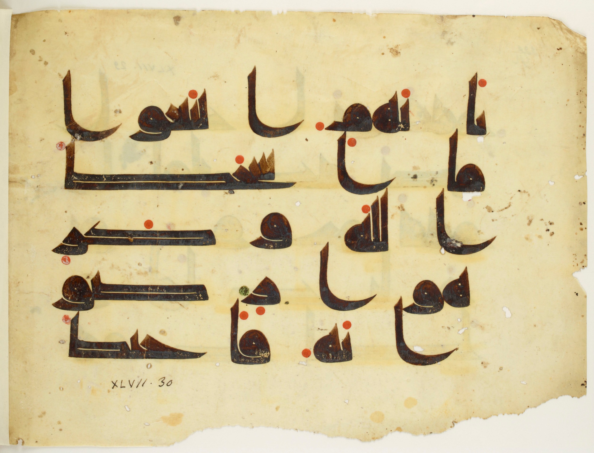 Paris, Bibliothèque nationale de France, Arabe 350 (b) (Scan 2), in kūfī D.I script, showing Surah 47:28 from Mid 8th to Late 10th Century AD found in Fustat (Old Cairo), Egypt, currently housed at Bibliothèque nationale de France, Paris