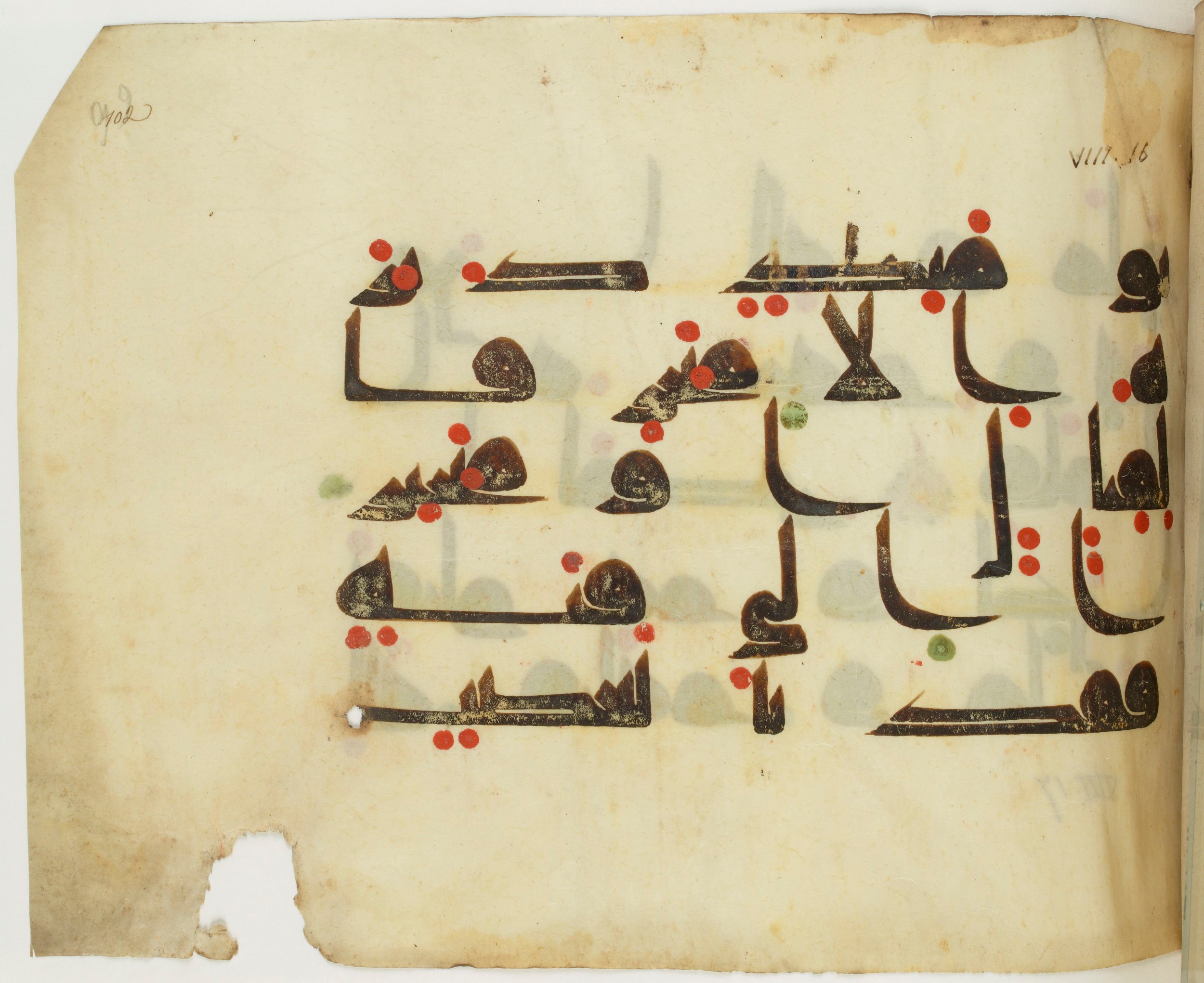 BNF Arabe 351 (Scan 1), in Kufic D.III script, showing Surah 8:16 from Mid 8th to Late 10th Century AD found in Mosque of ʿAmr b. al-ʿĀṣ in Fusṭāṭ (Old Cairo), Egypt, currently housed at Bibliothèque nationale de France, Paris