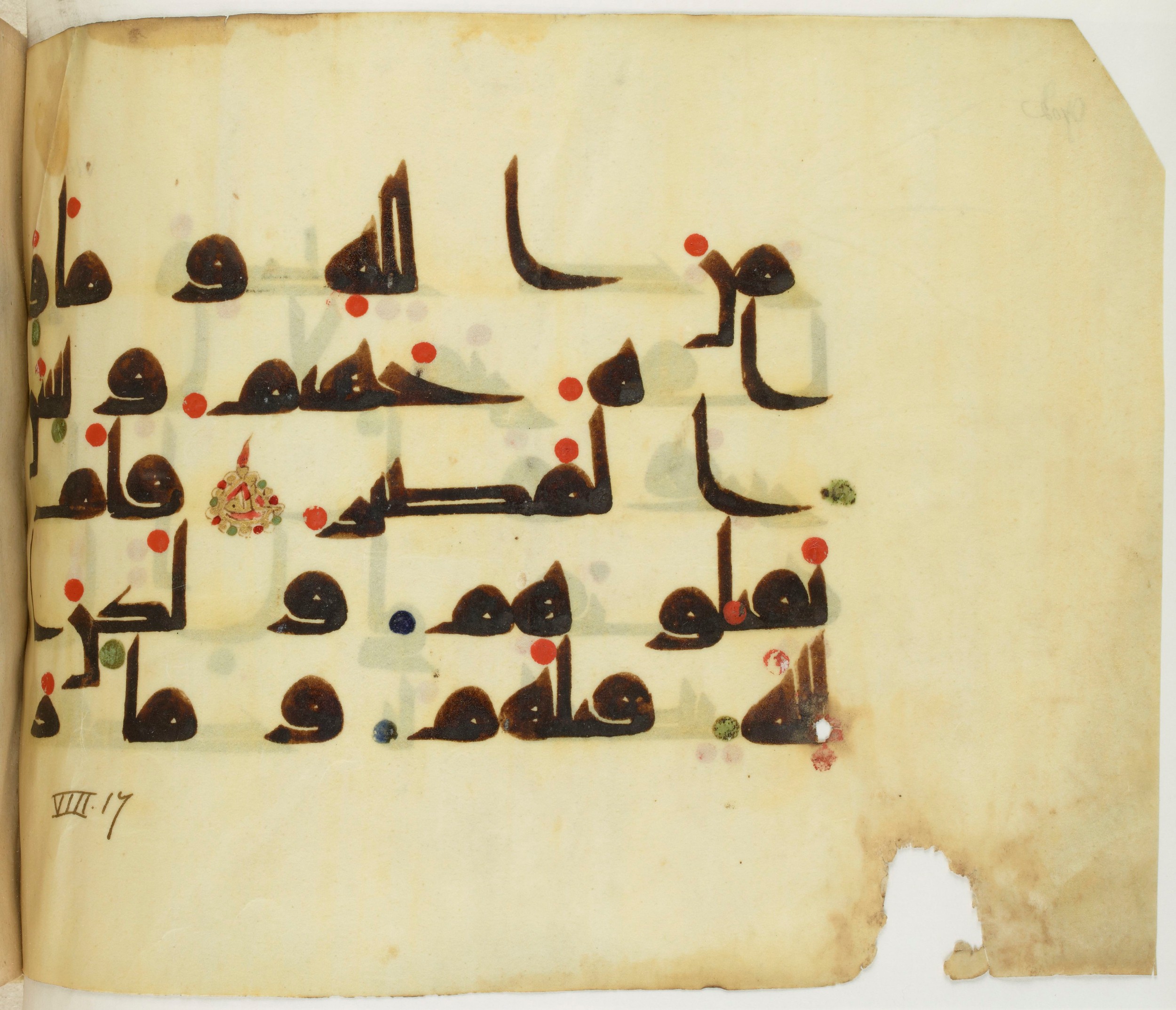 BNF Arabe 351 (Scan 2), in Kufic D.III script, showing Surah 8:16 from Mid 8th to Late 10th Century AD found in Mosque of ʿAmr b. al-ʿĀṣ in Fusṭāṭ (Old Cairo), Egypt, currently housed at Bibliothèque nationale de France, Paris