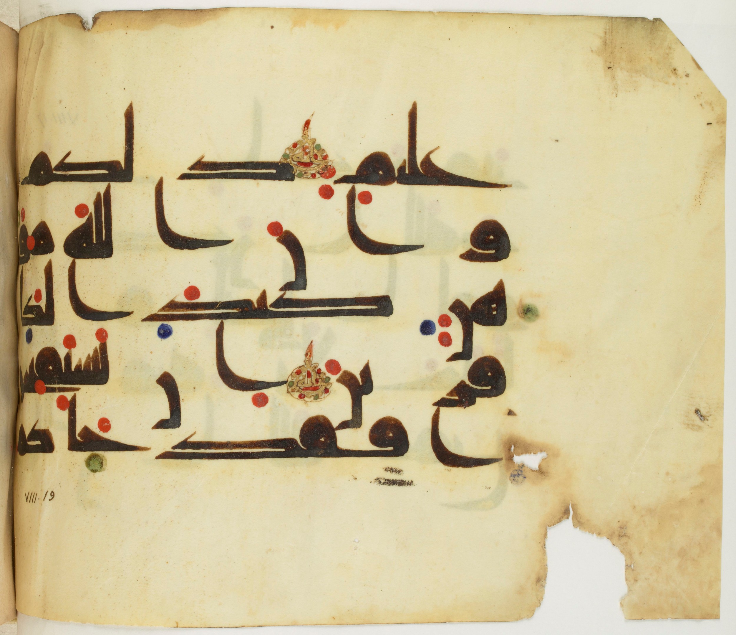 BNF Arabe 351 (Scan 3), in Kufic D.III script, showing Surah 8:17 from Mid 8th to Late 10th Century AD found in Mosque of ʿAmr b. al-ʿĀṣ in Fusṭāṭ (Old Cairo), Egypt, currently housed at Bibliothèque nationale de France, Paris