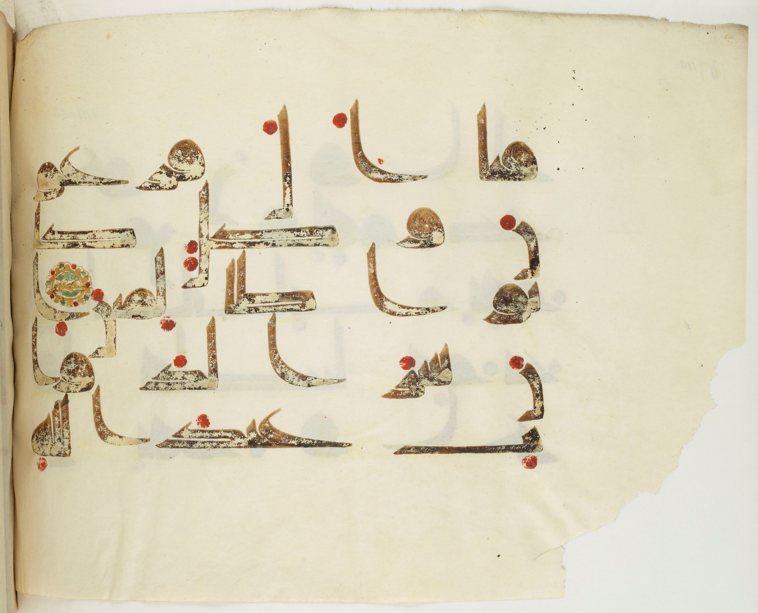 BNF Arabe 351 (Scan 3), in Kufic D.III script, showing Surah 8:54 from Mid 8th to Late 10th Century AD found in Mosque of ʿAmr b. al-ʿĀṣ in Fusṭāṭ (Old Cairo), Egypt, currently housed at Bibliothèque nationale de France, Paris