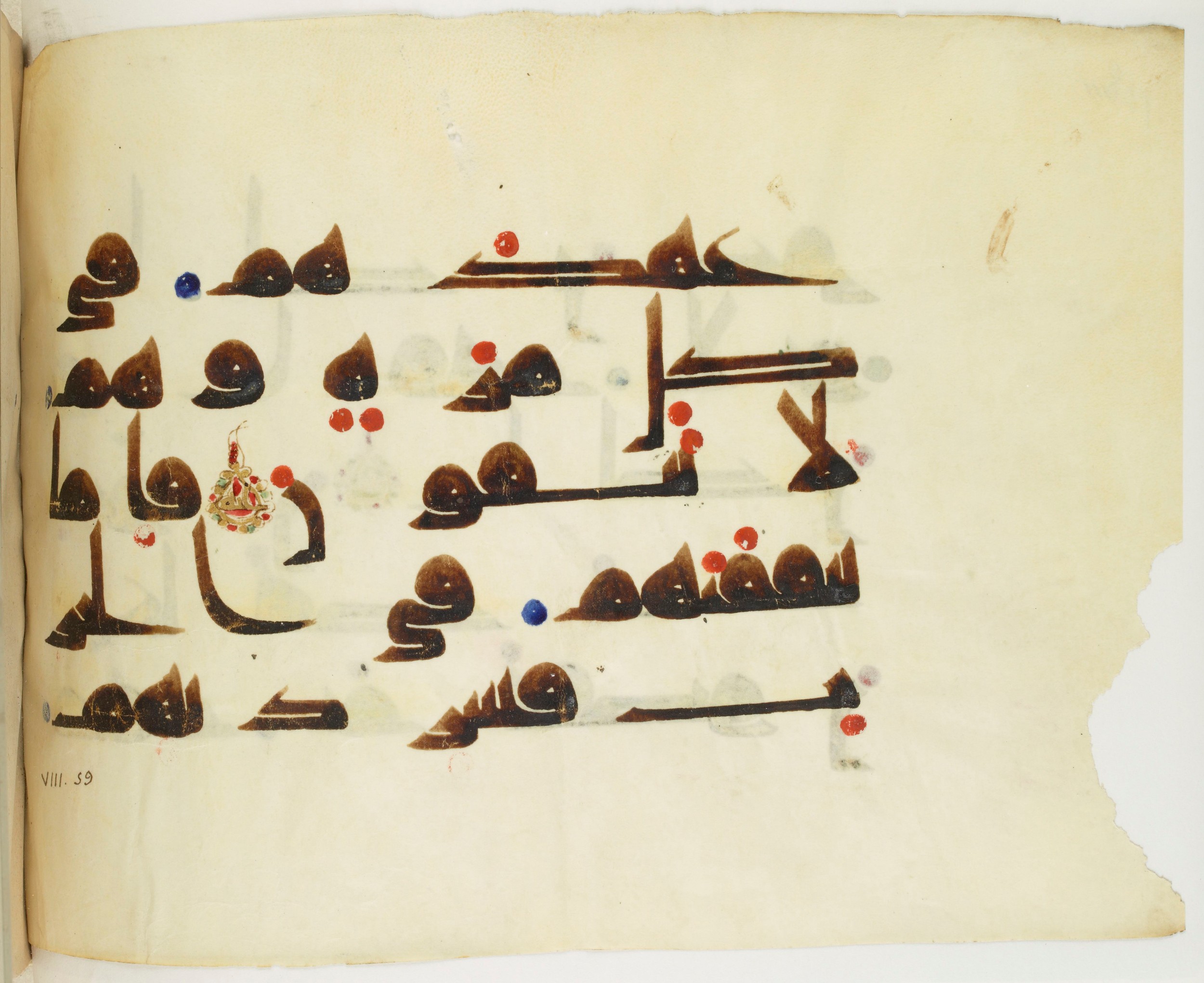BNF Arabe 351 (Scan 2), in Kufic D.III script, showing Surah 8:56 from Mid 8th to Late 10th Century AD found in Mosque of ʿAmr b. al-ʿĀṣ in Fusṭāṭ (Old Cairo), Egypt, currently housed at Bibliothèque nationale de France, Paris