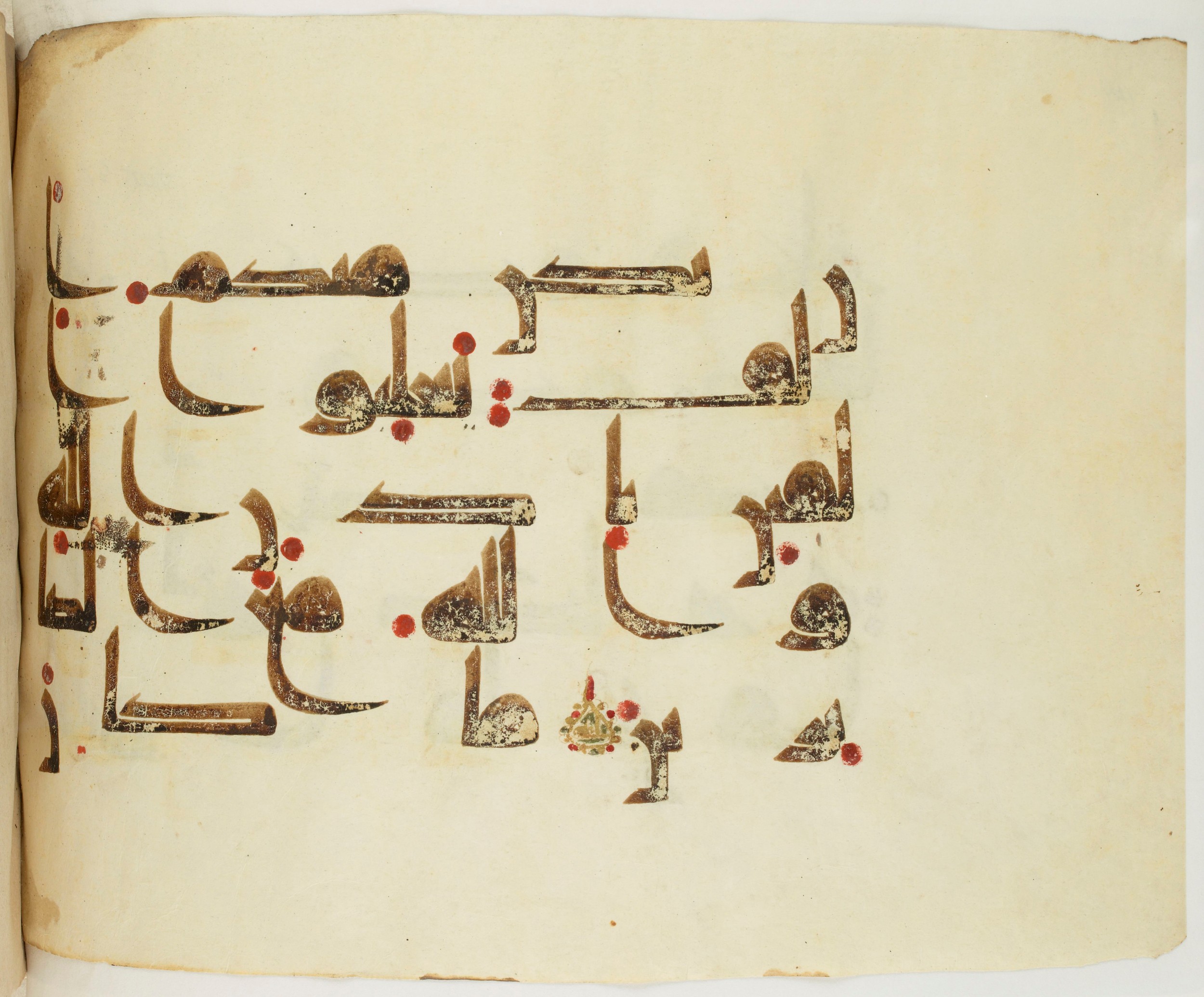 BNF Arabe 351 (Scan 2), in Kufic D.III script, showing Surah 8:66 from Mid 8th to Late 10th Century AD found in Mosque of ʿAmr b. al-ʿĀṣ in Fusṭāṭ (Old Cairo), Egypt, currently housed at Bibliothèque nationale de France, Paris