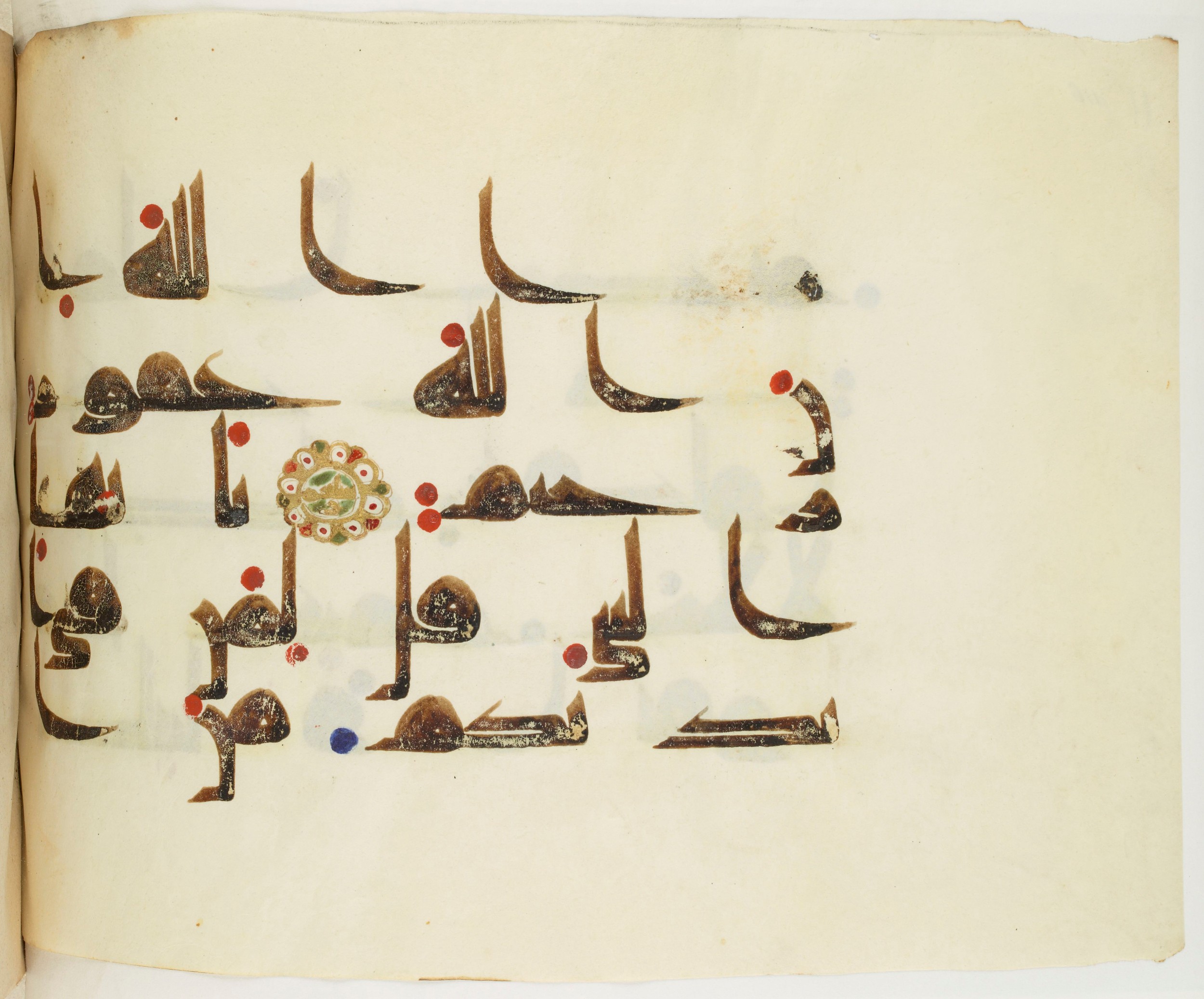 BNF Arabe 351 (Scan 2), in Kufic D.III script, showing Surah 8:69 from Mid 8th to Late 10th Century AD found in Mosque of ʿAmr b. al-ʿĀṣ in Fusṭāṭ (Old Cairo), Egypt, currently housed at Bibliothèque nationale de France, Paris