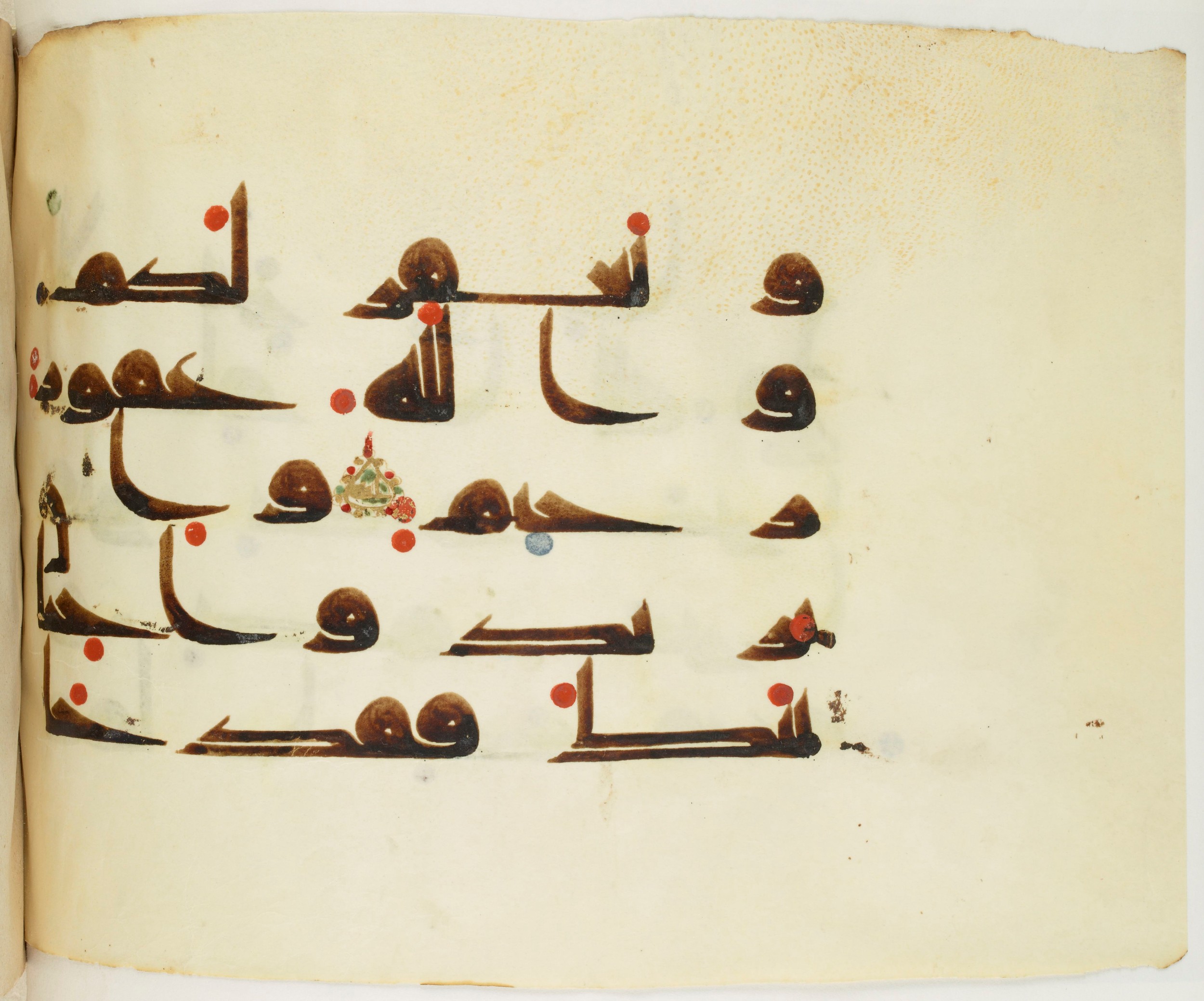 BNF Arabe 351 (Scan 1), in Kufic D.III script, showing Surah 8:71 from Mid 8th to Late 10th Century AD found in Mosque of ʿAmr b. al-ʿĀṣ in Fusṭāṭ (Old Cairo), Egypt, currently housed at Bibliothèque nationale de France, Paris