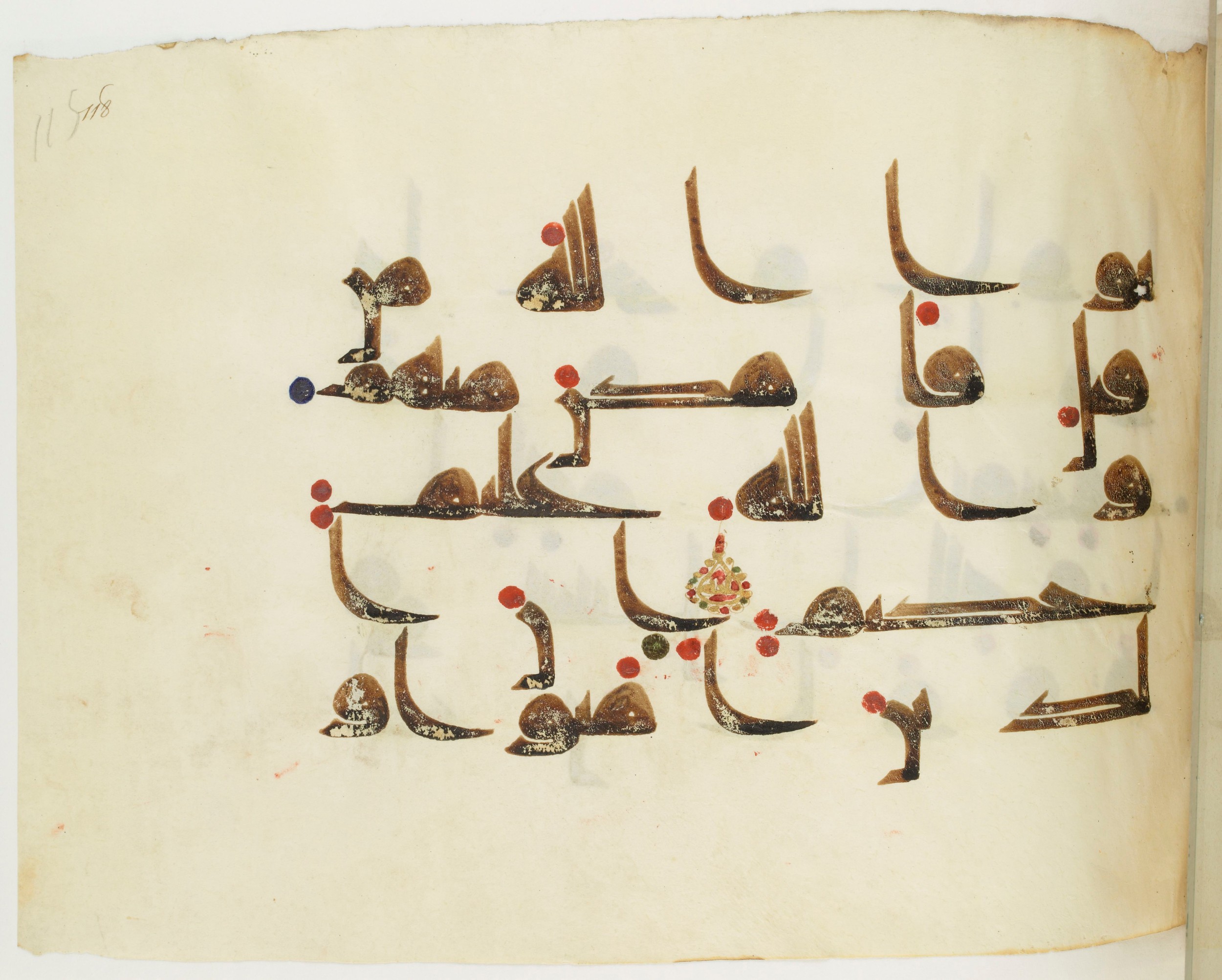 BNF Arabe 351 (Scan 2), in Kufic D.III script, showing Surah 8:71 from Mid 8th to Late 10th Century AD found in Mosque of ʿAmr b. al-ʿĀṣ in Fusṭāṭ (Old Cairo), Egypt, currently housed at Bibliothèque nationale de France, Paris