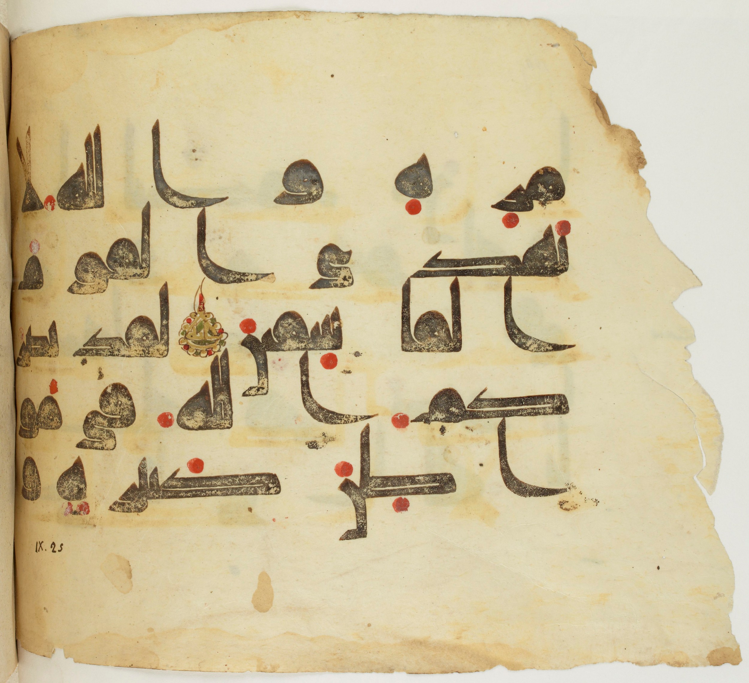 BNF Arabe 351 (Scan 2), in Kufic D.III script, showing Surah 9:24 from Mid 8th to Late 10th Century AD found in Mosque of ʿAmr b. al-ʿĀṣ in Fusṭāṭ (Old Cairo), Egypt, currently housed at Bibliothèque nationale de France, Paris