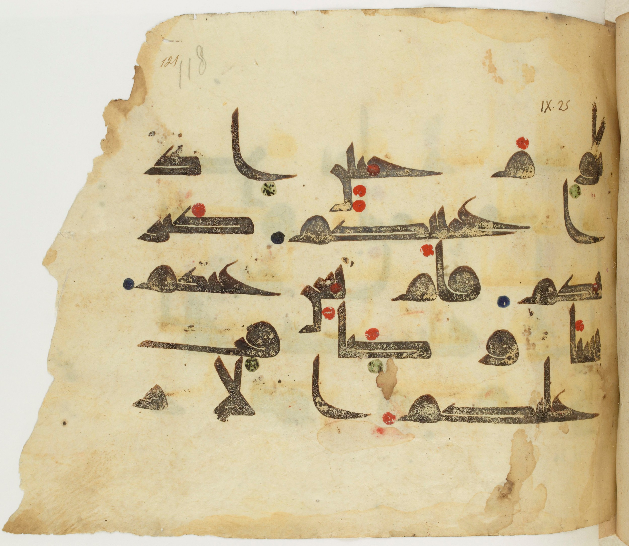 BNF Arabe 351 (Scan 2), in Kufic D.III script, showing Surah 9:25 from Mid 8th to Late 10th Century AD found in Mosque of ʿAmr b. al-ʿĀṣ in Fusṭāṭ (Old Cairo), Egypt, currently housed at Bibliothèque nationale de France, Paris
