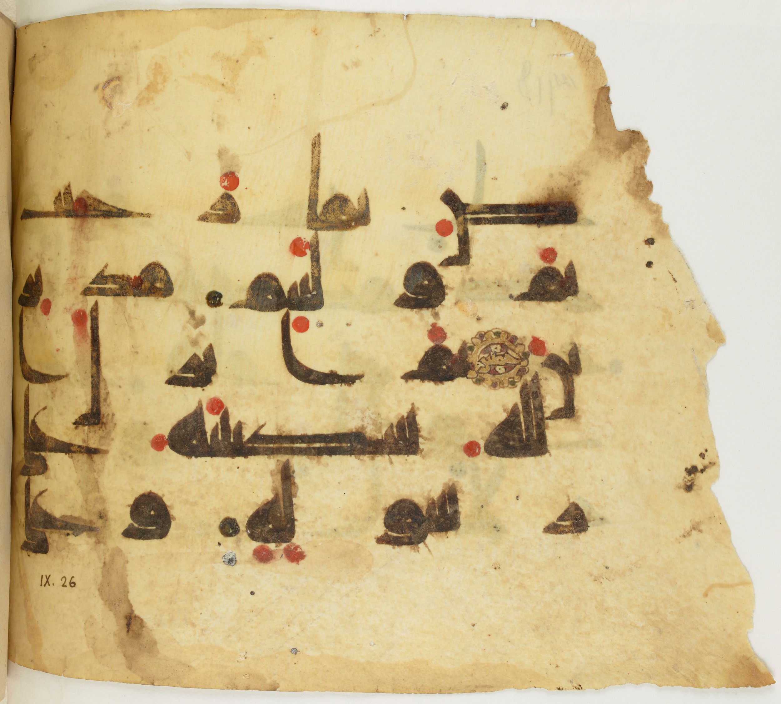 BNF Arabe 351, in Kufic D.III script, showing Surah 9:26 from Mid 8th to Late 10th Century AD found in Mosque of ʿAmr b. al-ʿĀṣ in Fusṭāṭ (Old Cairo), Egypt, currently housed at Bibliothèque nationale de France, Paris