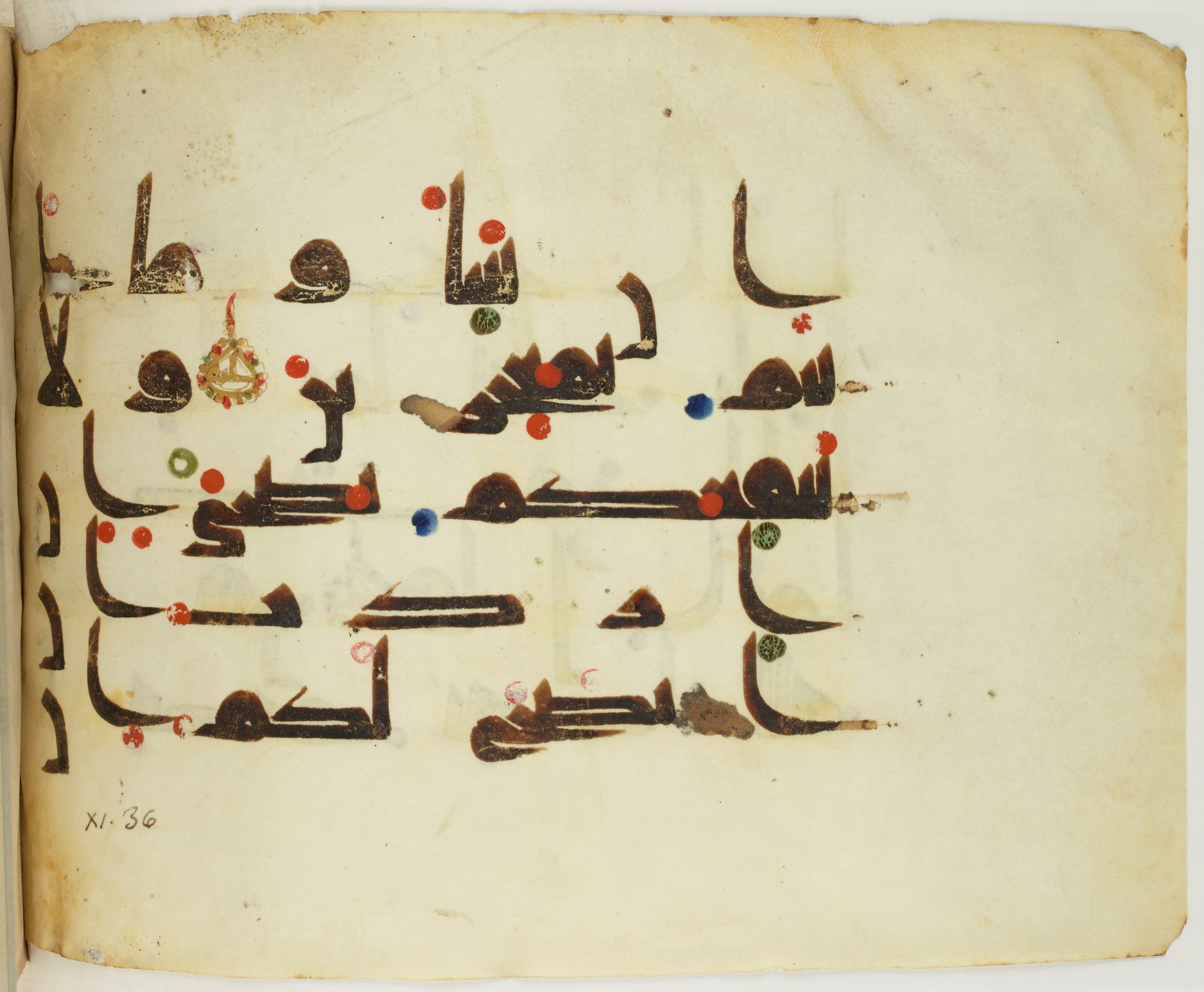 BNF Arabe 351, in Kufic D.III script, showing Surah 11:34 from Mid 8th to Late 10th Century AD found in Mosque of ʿAmr b. al-ʿĀṣ in Fusṭāṭ (Old Cairo), Egypt, currently housed at Bibliothèque nationale de France, Paris